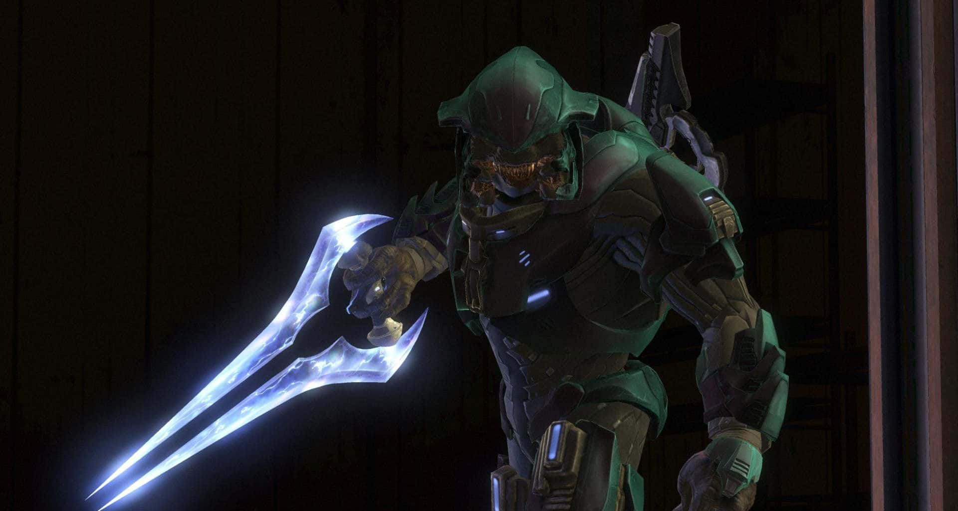 Halo Covenant 桌布 壁紙 — 一名身穿綠色盔甲的斯巴達戰士在昏暗的木製走廊中揮舞著一把發光的藍色能量劍。
