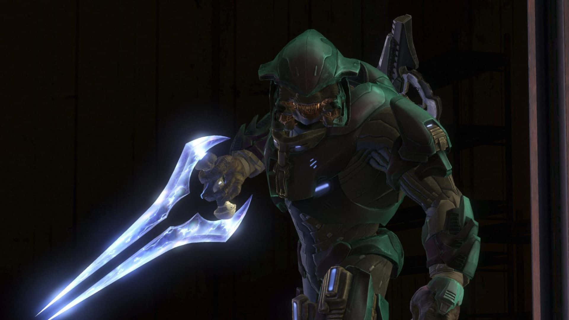 Sangheili 桌布 壁紙 — 一名身穿綠色盔甲的斯巴達戰士在昏暗的工業環境中揮舞著發光的藍色能量劍。