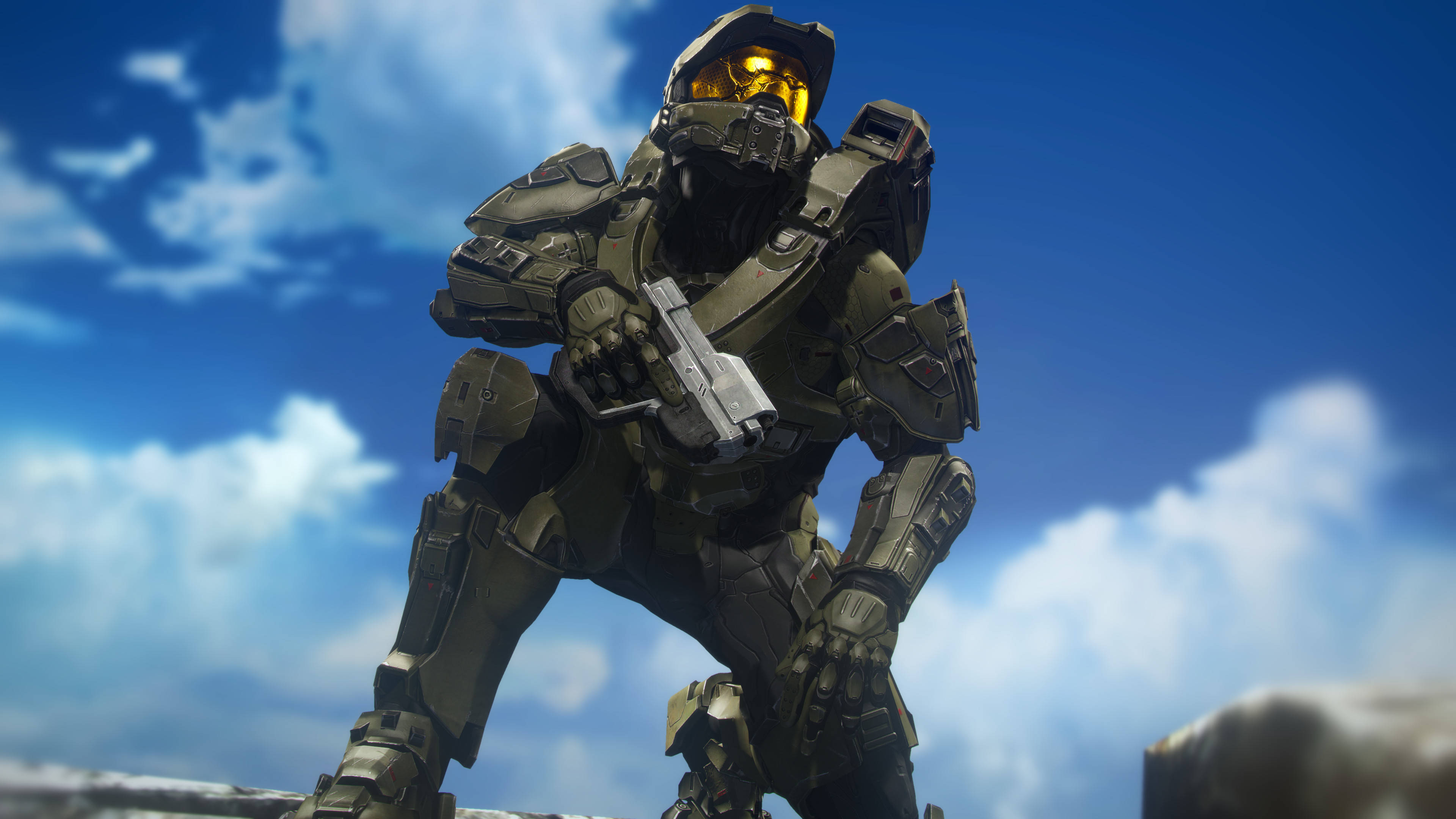 4K halo 桌布 壁紙 — 一名身穿綠色盔甲的斯巴達戰士在藍天白雲下蓄勢待發。