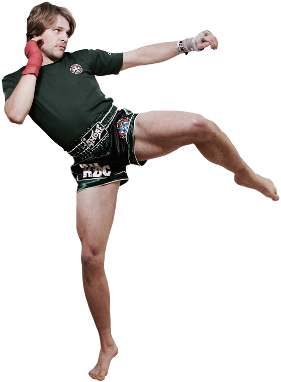 Kickboxing 桌布 壁紙 — 一名身穿綠色短褲和紅色纏手帶的男性拳手在黑色背景下執行高踢。