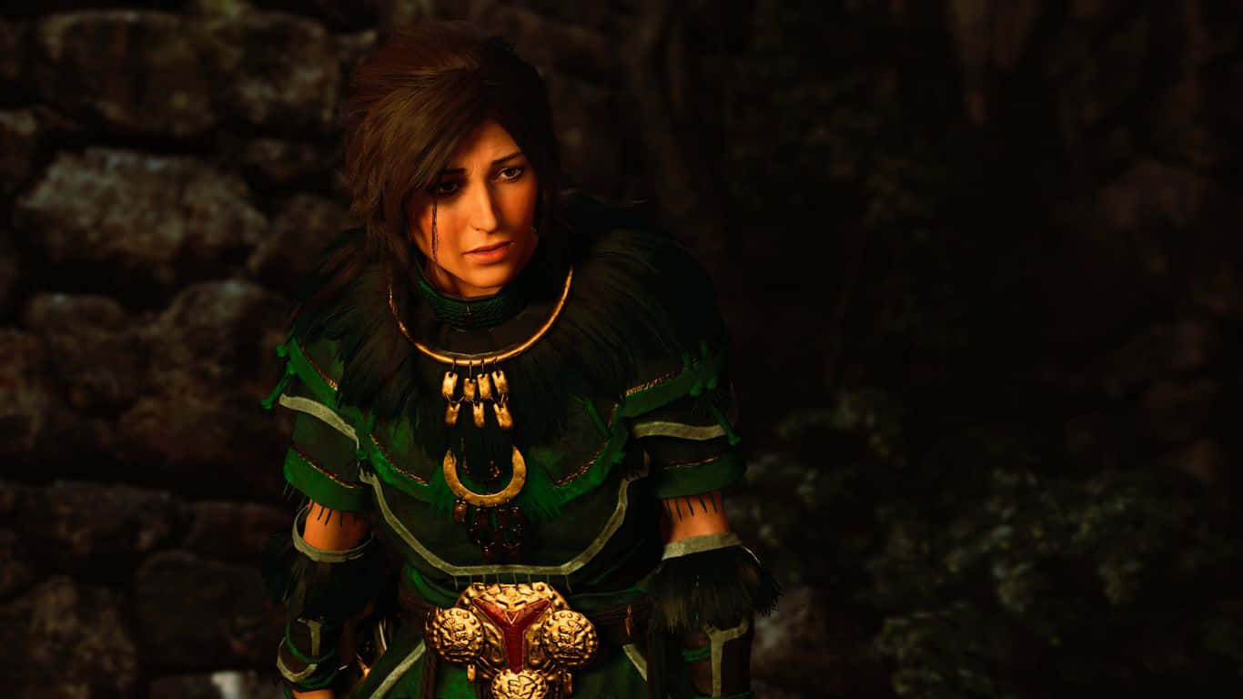 Lara Croft 桌布 壁紙 — 一名身穿綠色羽毛鎧甲的戰士在昏暗光線下莊嚴地站在石牆前。
