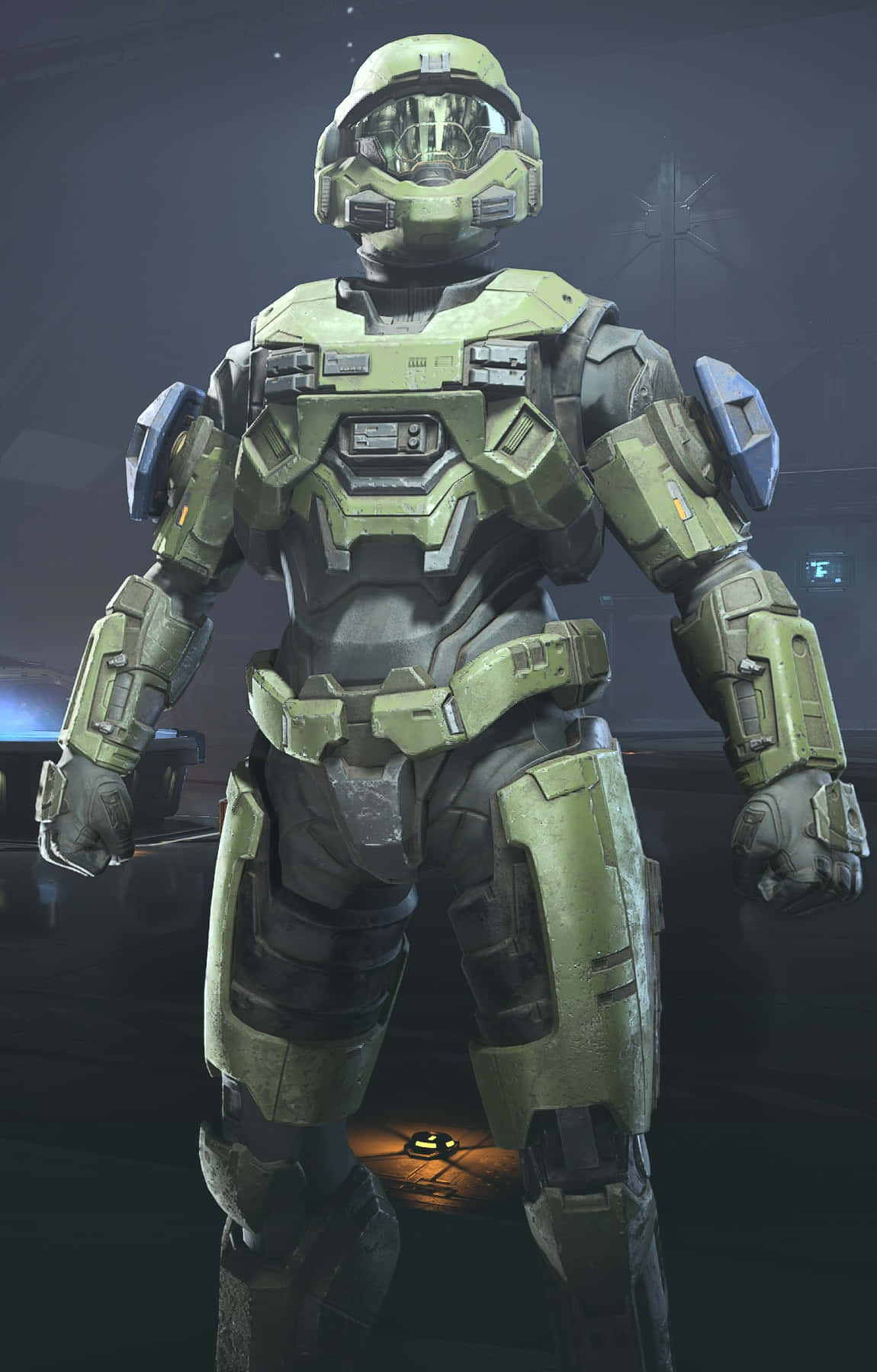 Noble Six 桌布 壁紙 — 一名身穿綠色裝甲服的士兵站在昏暗的未來感房間中，地板發出光芒。
