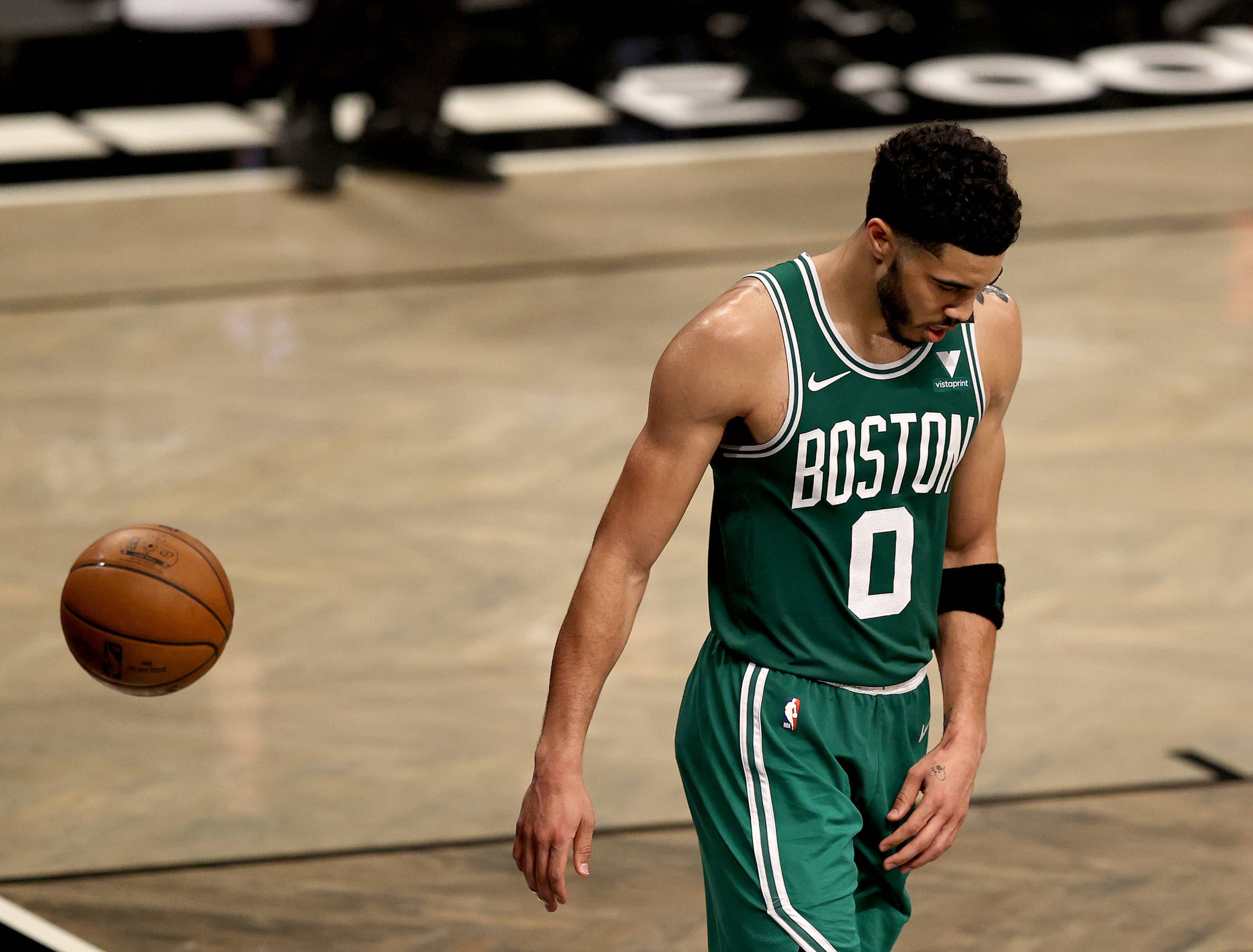 Celtics 桌布 壁紙 — 一名身穿綠色零號球衣的波士頓塞爾提克籃球運動員在球場上沮喪地走著，球彈開了。