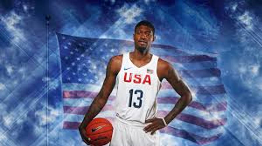 Paul George 桌布 壁紙 — 一名身穿美國球衣的籃球運動員，在風格化的美國國旗背景和暴風雲前持球。