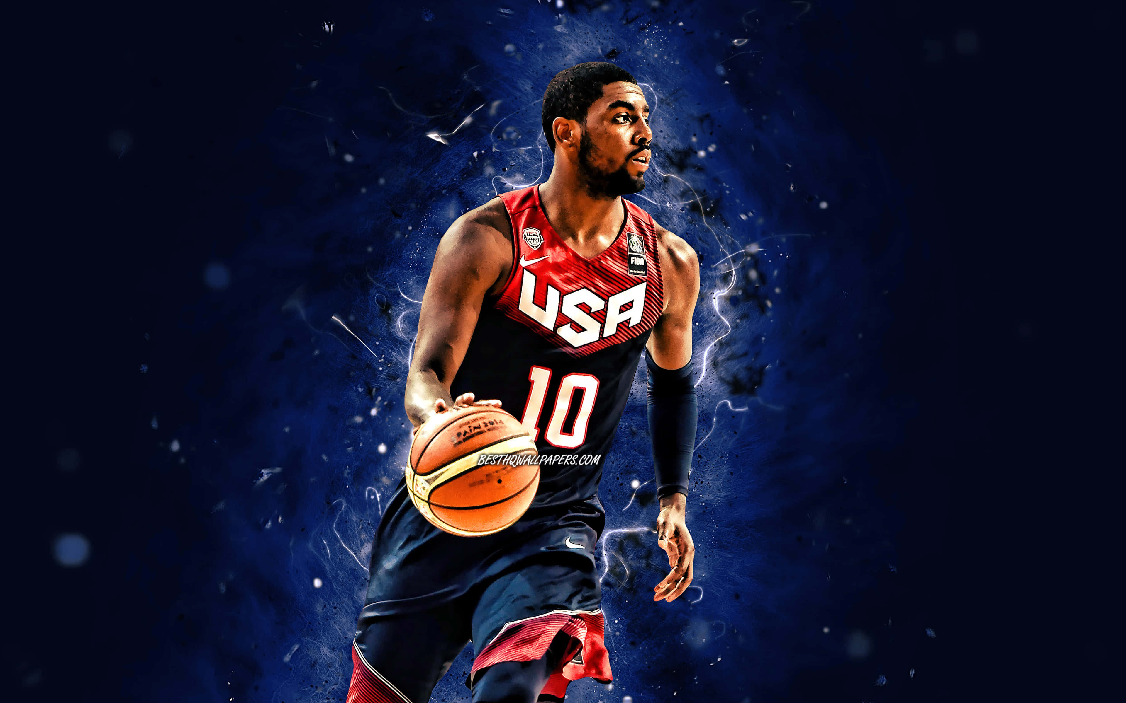 Kyrie Irving Cool 桌布 壁紙 — 一名身穿美國球衣的籃球運動員在動態藍色電光背景前運球。