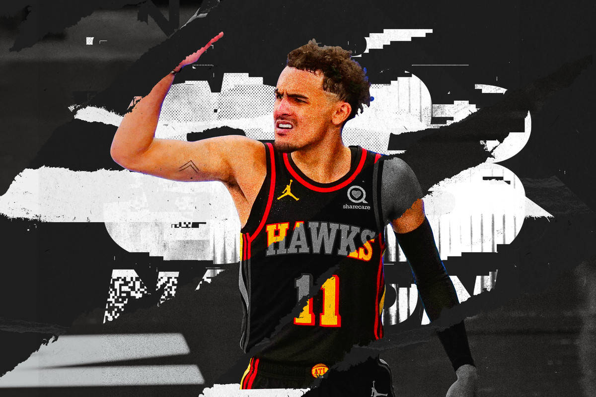 Trae Young 桌布 壁紙 — 一名身穿老鷹隊球衣的籃球運動員在黑白抽象故障背景前舉起拳頭。