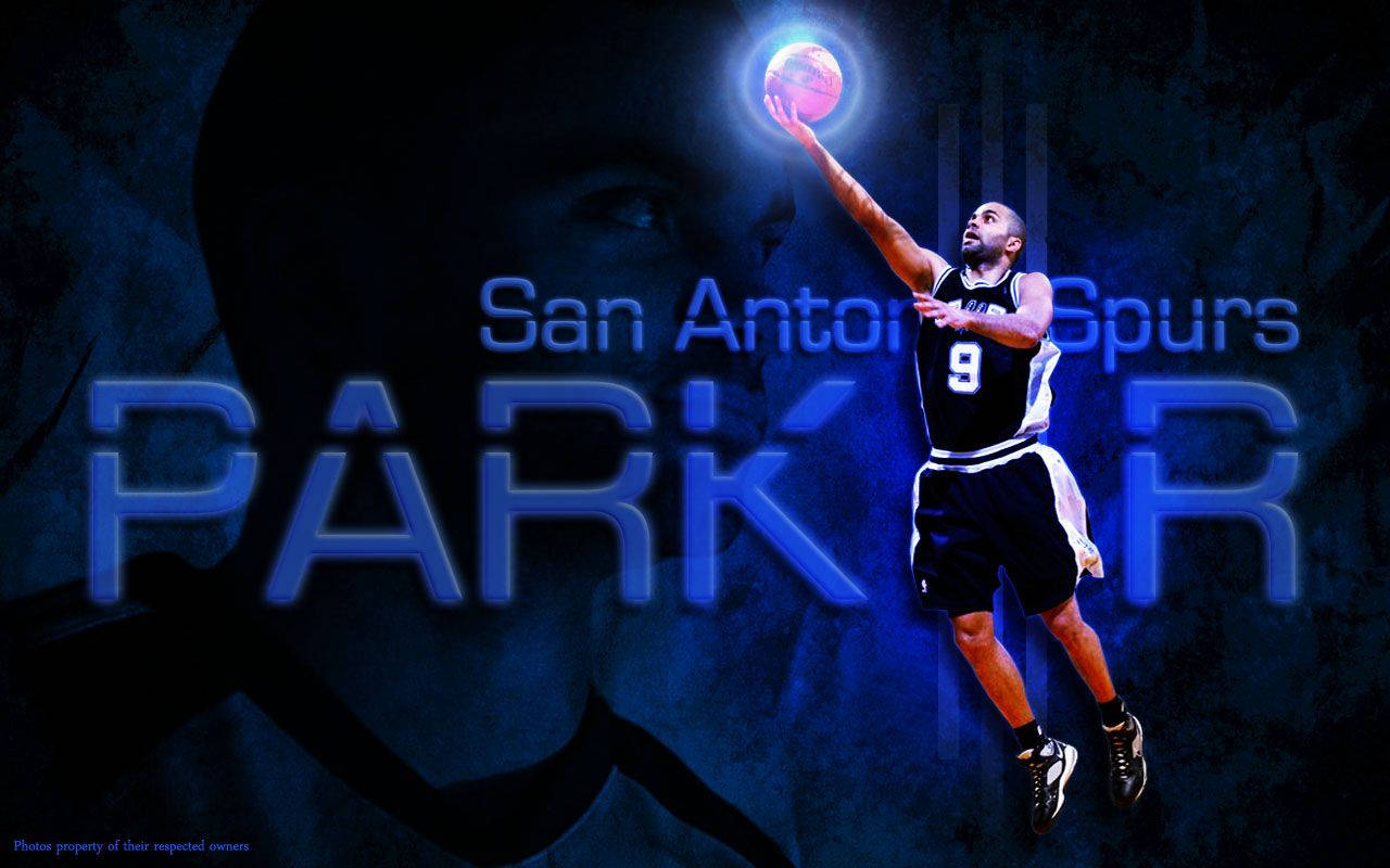 Tony Parker 桌布 壁紙 — 一名身穿聖安東尼奧馬刺隊球衣的籃球運動員在深藍色背景上動態跳躍，背景帶有發光文字和模糊的臉部輪廓。