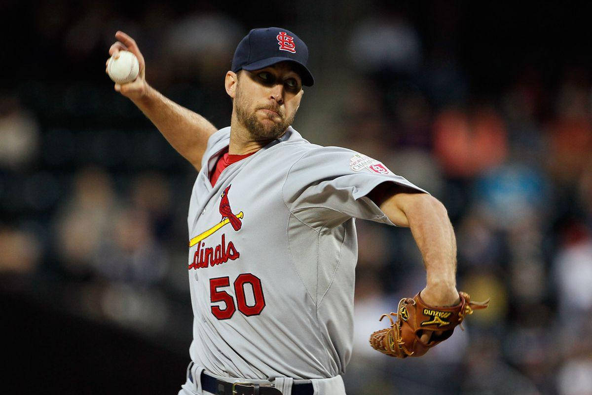Adam Wainwright 桌布 壁紙 — 一名身穿聖路易紅雀隊球衣的棒球投手在球場燈光下專注投球。