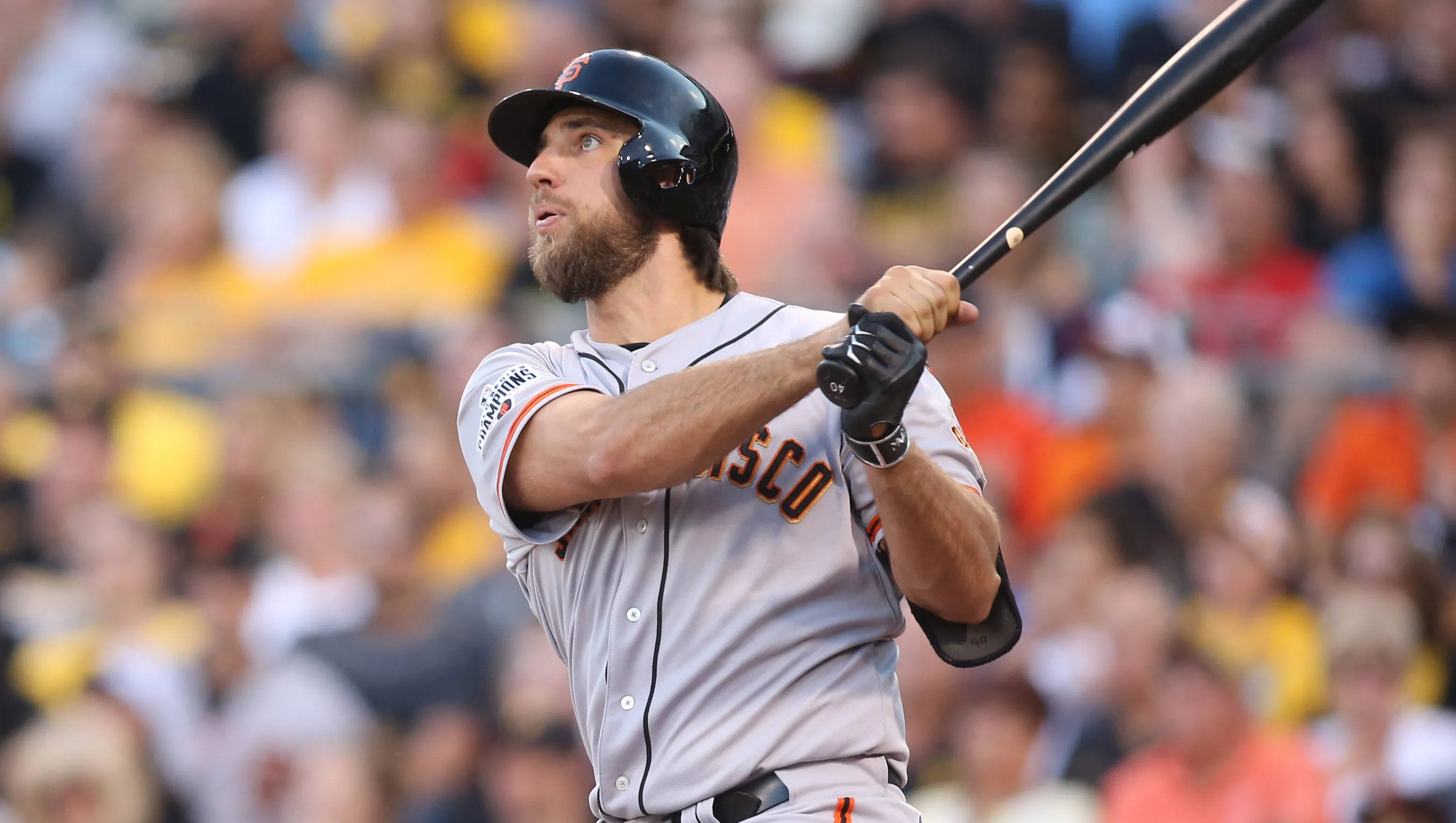 madison bumgarner 桌布 壁紙 — 一名身穿舊金山巨人隊球衣的棒球選手在日間比賽中專注揮棒。