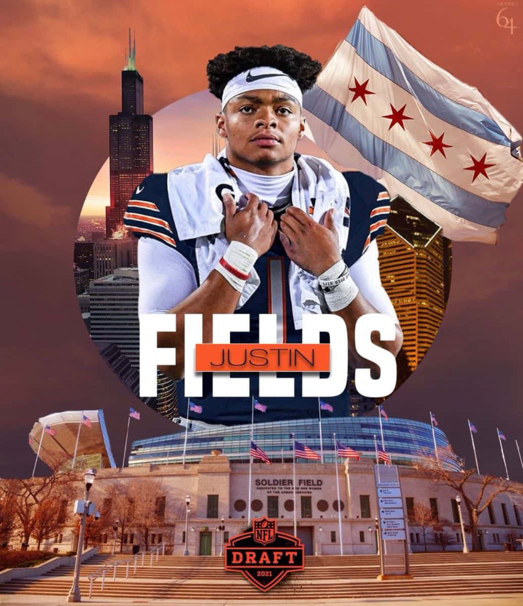 Justin Fields 桌布 壁紙 — 一名身穿芝加哥熊隊裝備的足球員在日落時分站在士兵球場前，背後是城市天際線和旗幟。