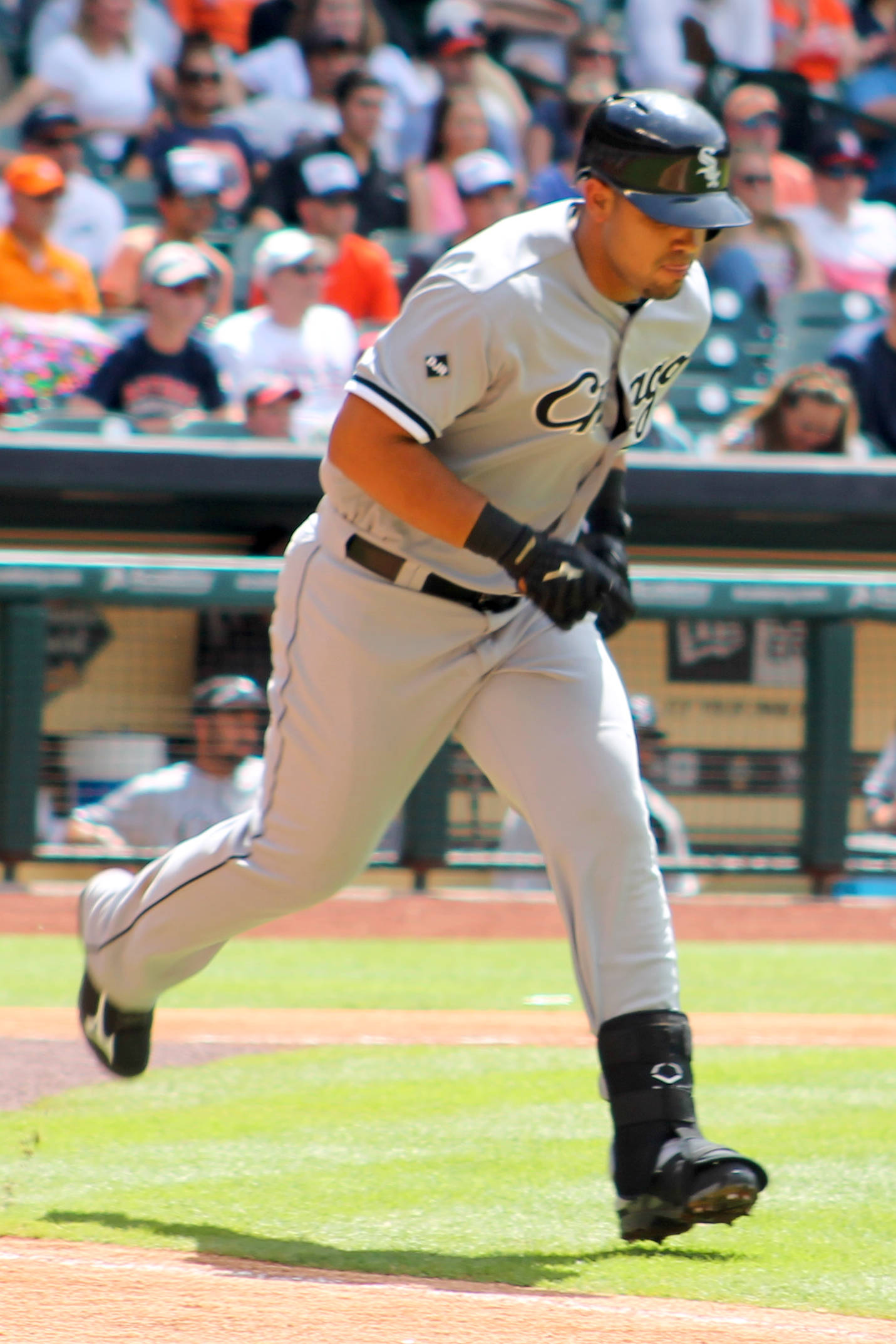 jose abreu 桌布 壁紙 — 一名身穿芝加哥白襪隊球衣的棒球運動員在日間比賽中向一壘衝刺，背景有觀眾。