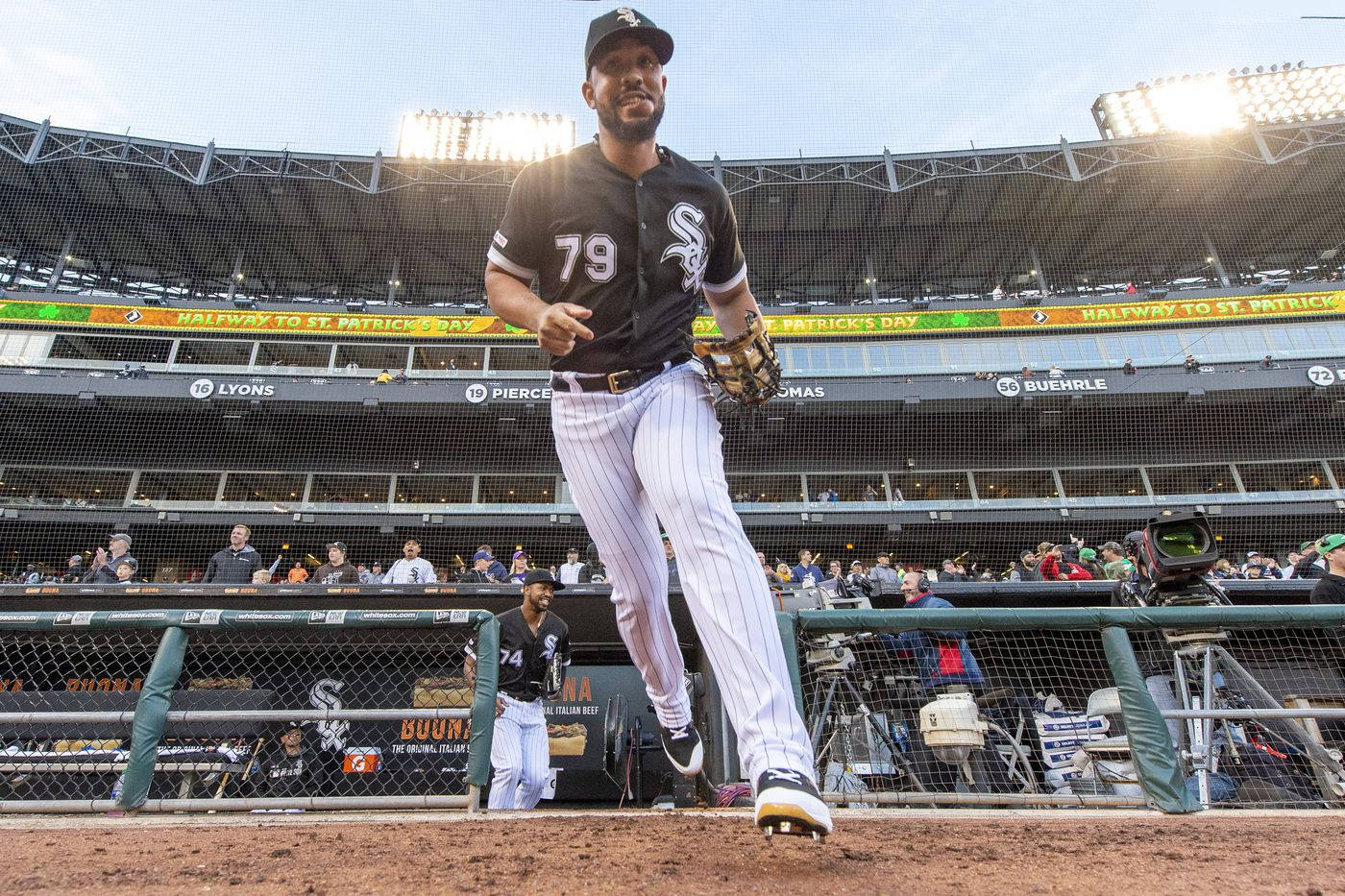 jose abreu 桌布 壁紙 — 一名身穿芝加哥白襪隊球衣的棒球選手在陽光明媚的球場上投球，背景有體育館看台和球迷。