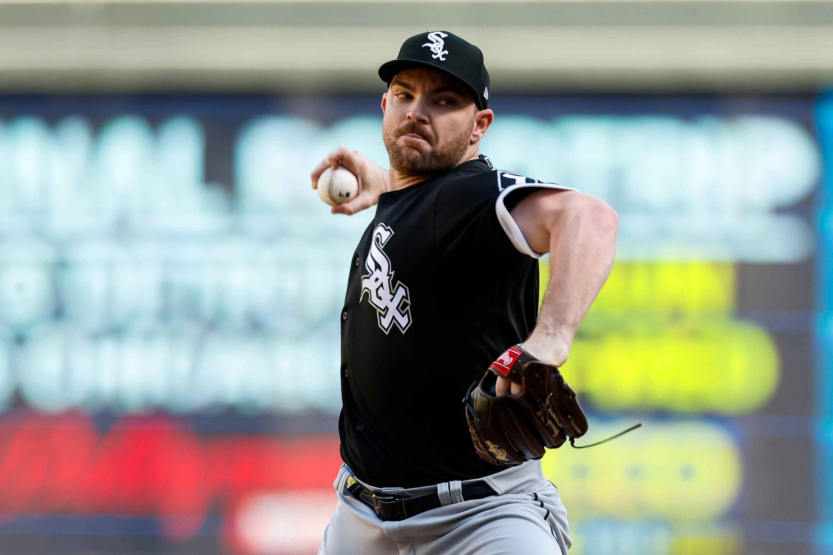 Chicago White Sox 桌布 壁紙 — 一名身穿芝加哥白襪黑色球衣的棒球投手在日間比賽中揮臂投球。