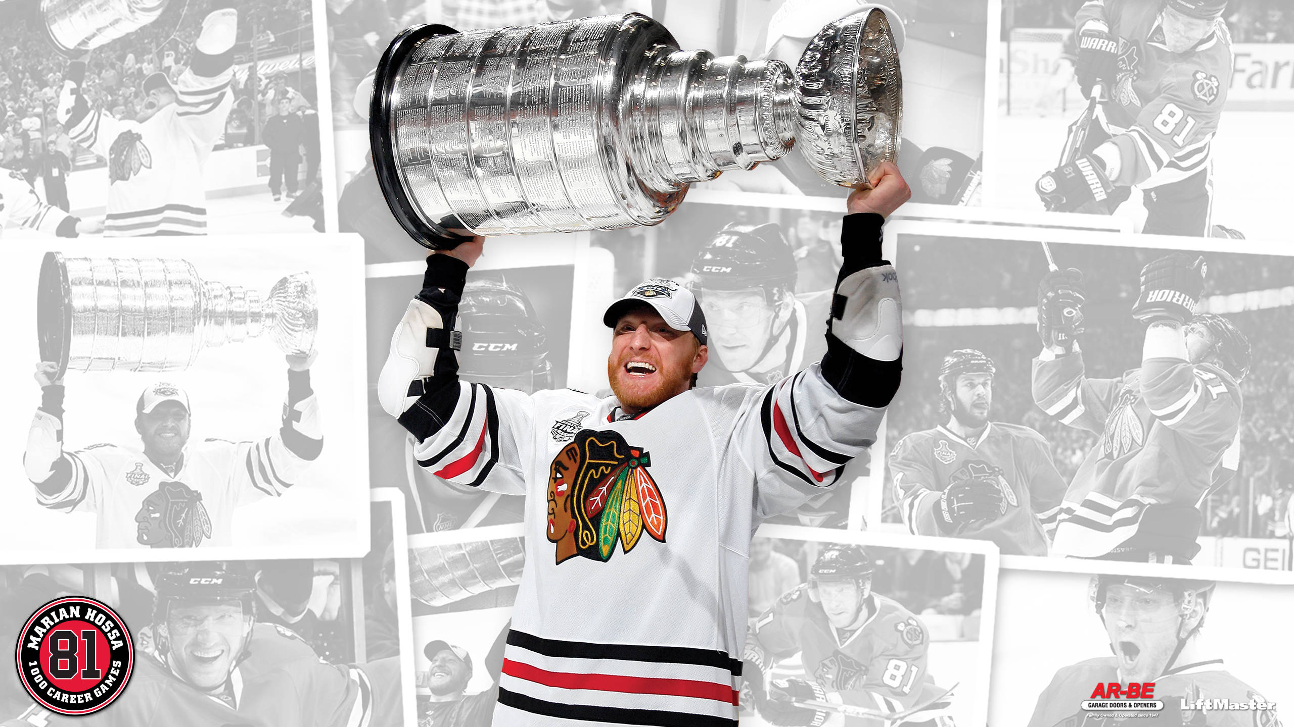 Blackhawks 桌布 壁紙 — 一名身穿芝加哥黑鷹隊球衣的冰球運動員，在黑白動作照片拼貼背景下，將史丹利盃高舉過頭，展現勝利姿態。