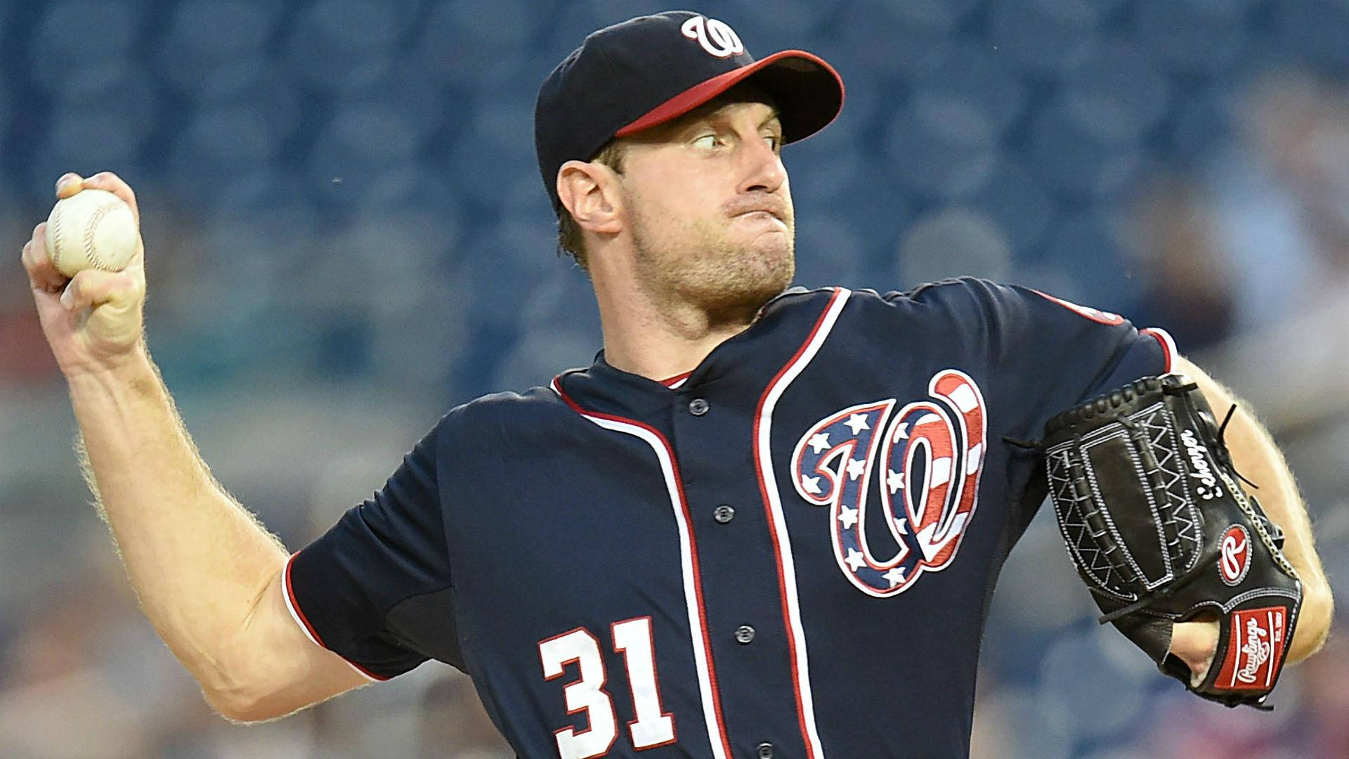 Max Scherzer 桌布 壁紙 — 一名身穿華盛頓國民隊球衣的棒球投手在球場燈光下準備投球。