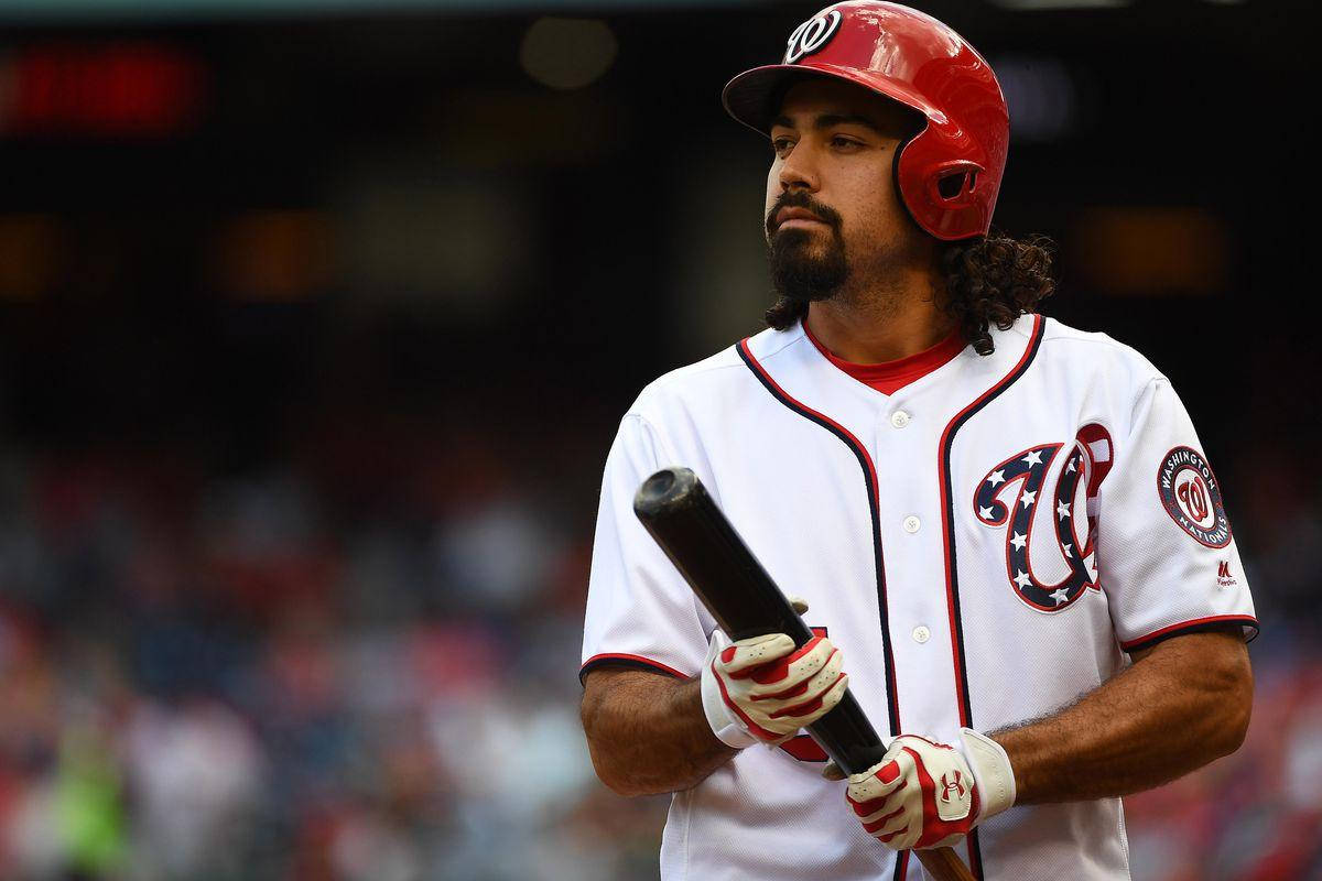 anthony rendon 桌布 壁紙 — 一名身穿華盛頓國民隊白色球衣的棒球選手，在球場燈光下專注地握著球棒。