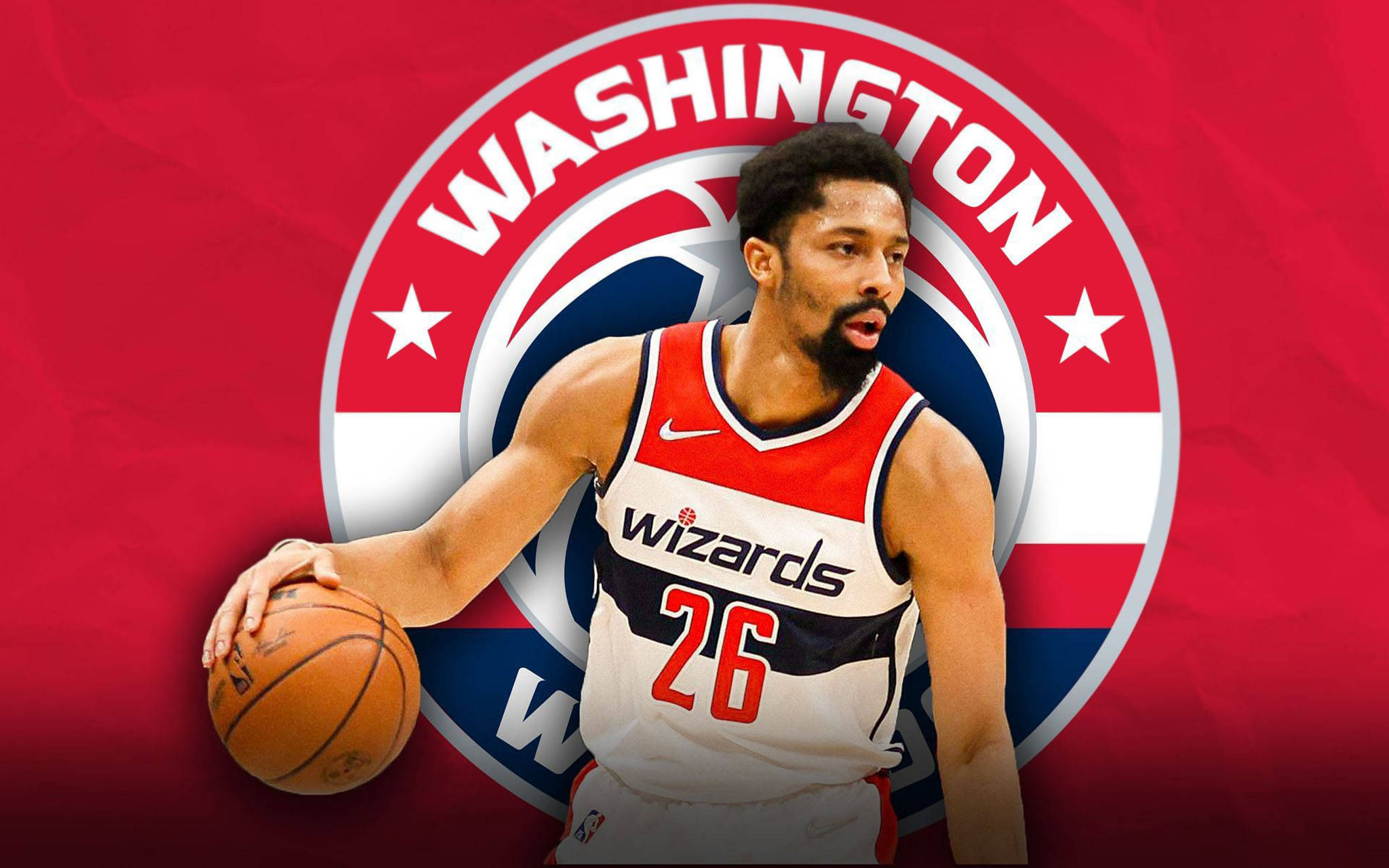 spencer dinwiddie 桌布 壁紙 — 一名身穿華盛頓巫師隊球衣的籃球運動員在紅色背景前持球，背景有球隊標誌。