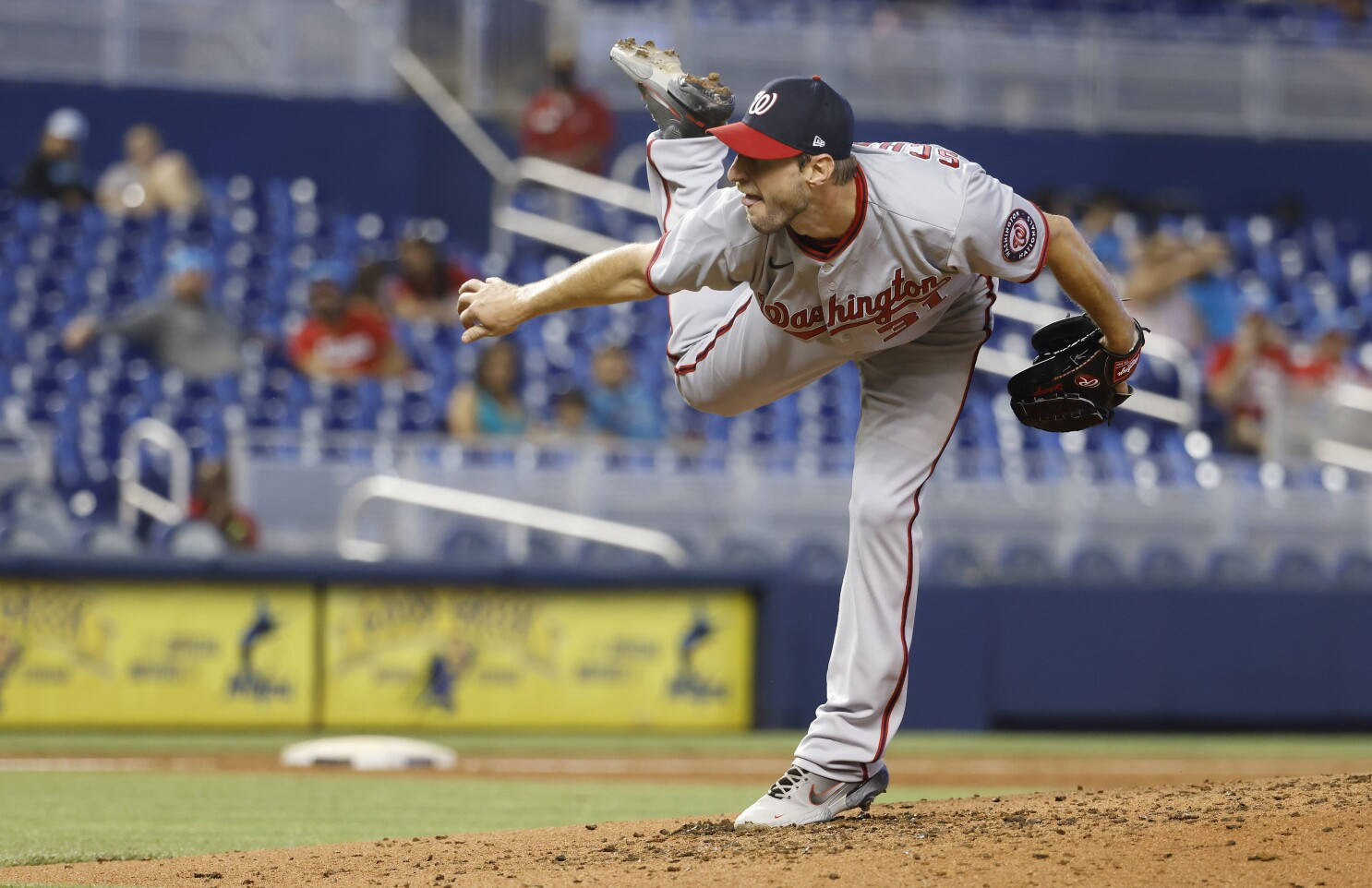 Max Scherzer 桌布 壁紙 — 一名身穿華盛頓隊服的棒球投手在土墩上投球，身後是模糊的體育場座位。
