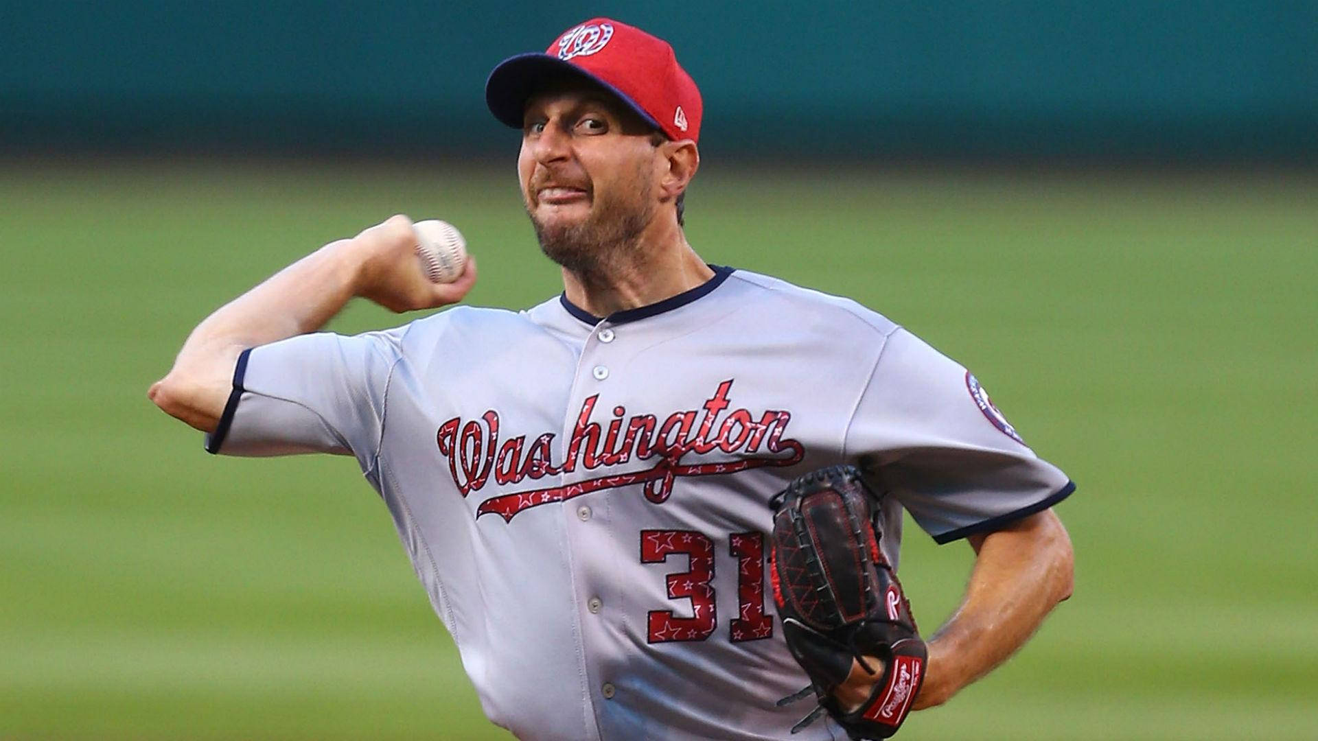 Max Scherzer 桌布 壁紙 — 一名身穿華盛頓隊服的棒球投手在綠色場地上專注地投球。