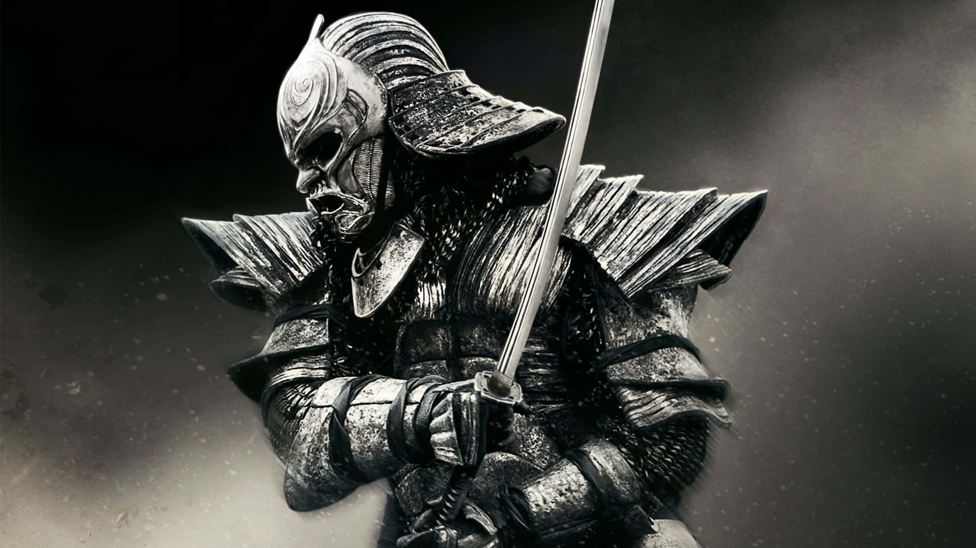 Samurai Warrior 桌布 壁紙 — 一名身穿華麗暗色盔甲的威猛武士，在煙霧繚繞的灰色背景下緊握閃亮的武士刀。