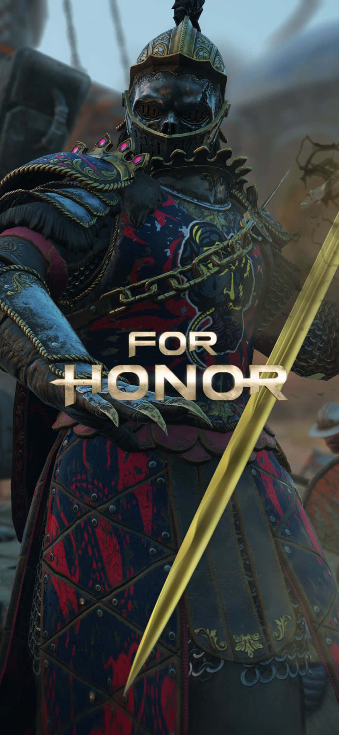 iPhone Xs For Honor 桌布 壁紙 — 一名身穿華麗深色盔甲、帶有紅色點綴和金色飾邊的重甲戰士，在朦朧的戰場背景下手持閃閃發光的劍。