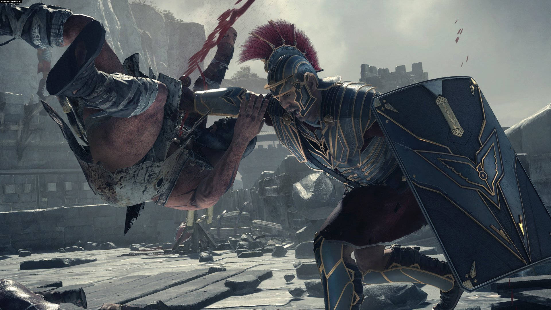 rome 2 桌布 壁紙 — 一名身穿華麗盔甲、頭戴紅色羽飾的羅馬士兵，在滿是瓦礫和碎石、殘酷的戰場上與倒下的敵人交戰。