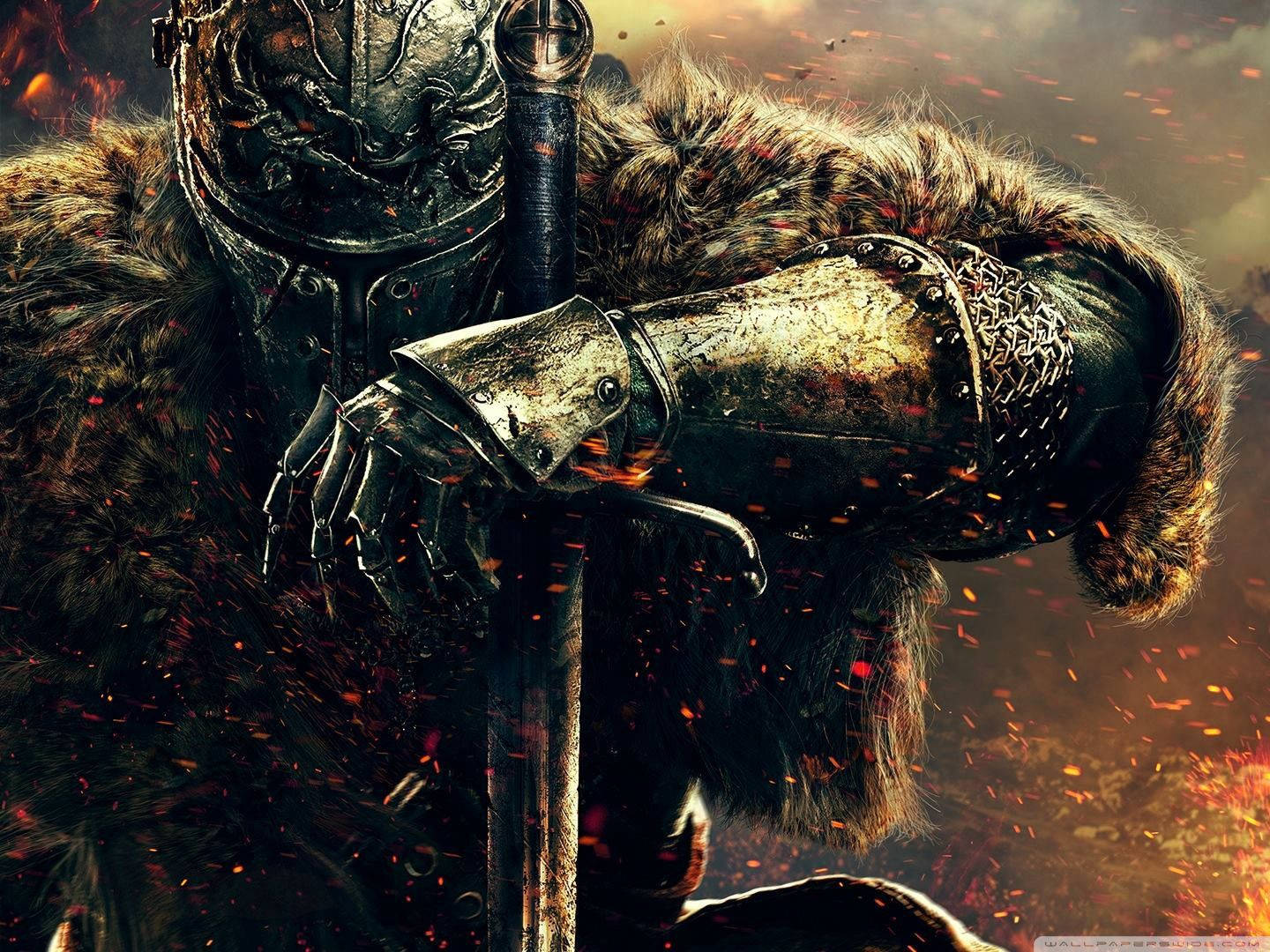 Dark Souls 3 桌布 壁紙 — 一名身穿華麗盔甲和毛皮斗篷的騎士握著劍，周圍火星飛舞，處於激烈的戰鬥場景中。