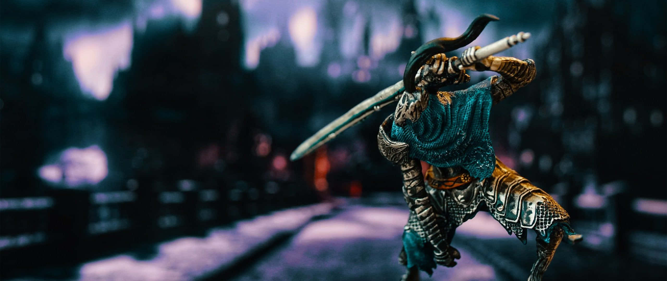 Artorias The Abysswalker 桌布 壁紙 — 一名身穿華麗盔甲的戰士，在陰鬱的紫色燈光下，於黑暗的奇幻城市景觀中揮舞長劍。