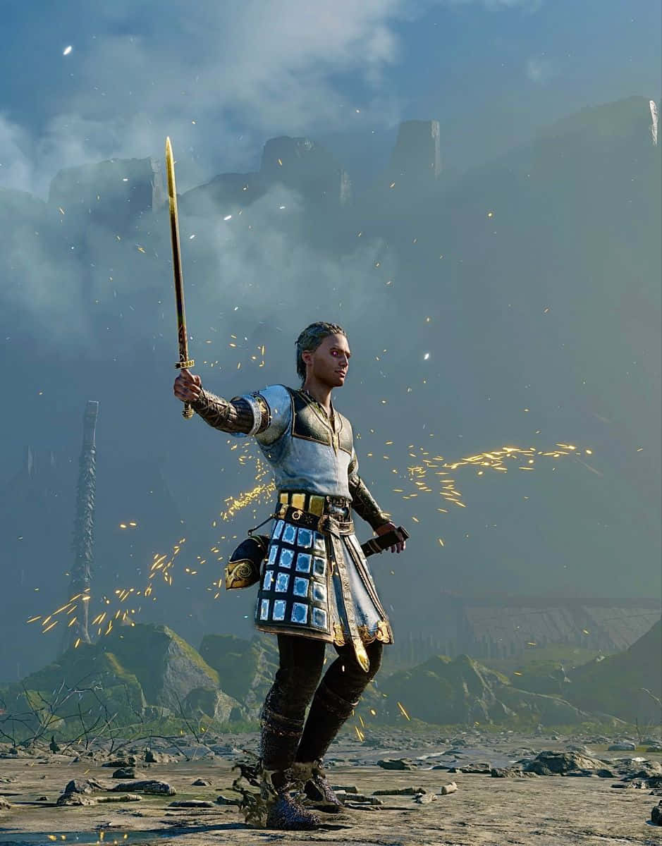 Heimdall 桌布 壁紙 — 一名身穿華麗盔甲的戰士，挑釁地站在岩石平原上，手持發光的劍，周圍火花飛濺，背景是霧濛濛的山脈。