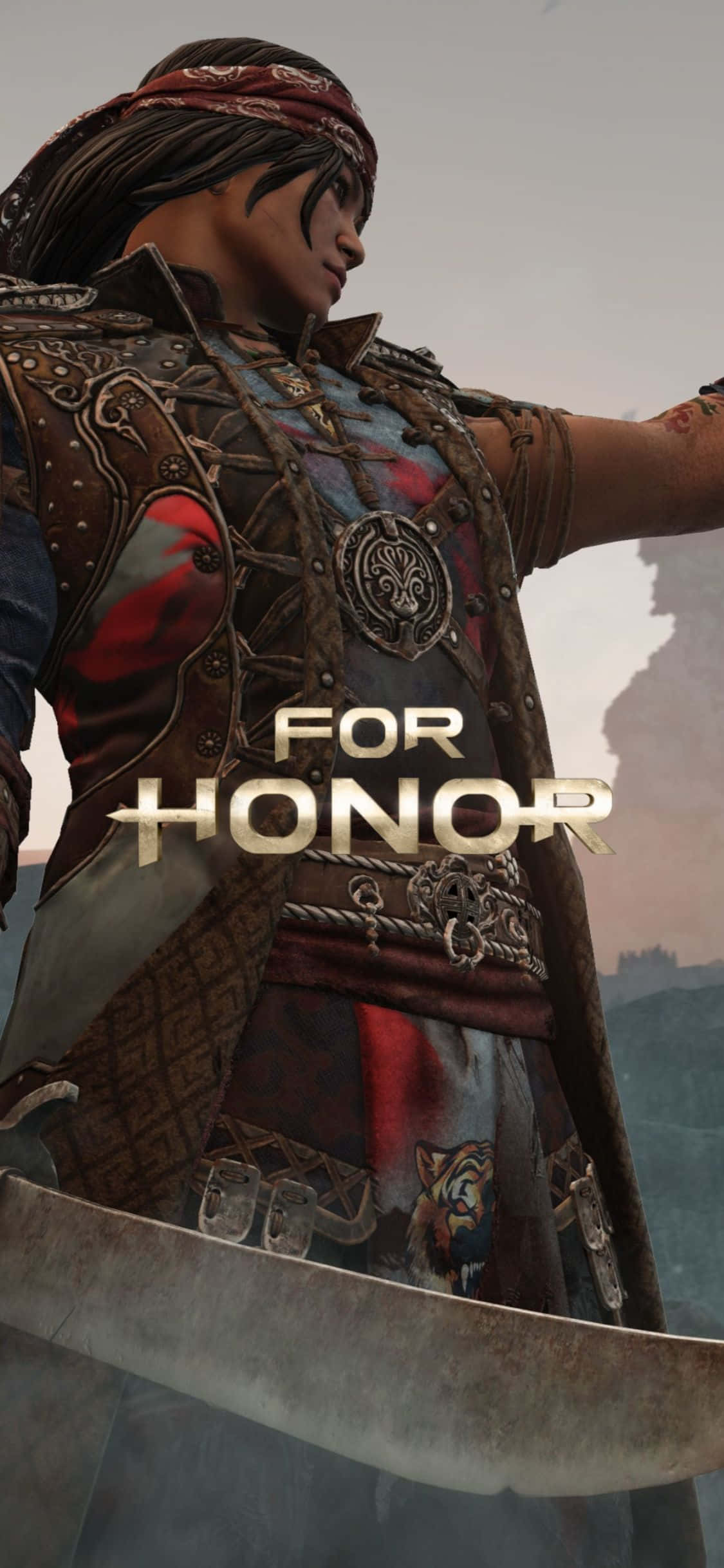iPhone Xs For Honor 桌布 壁紙 — 一名身穿華麗盔甲的戰士在迷霧戰場背景下握著一把巨大的劍，並顯示遊戲標題 For Honor。