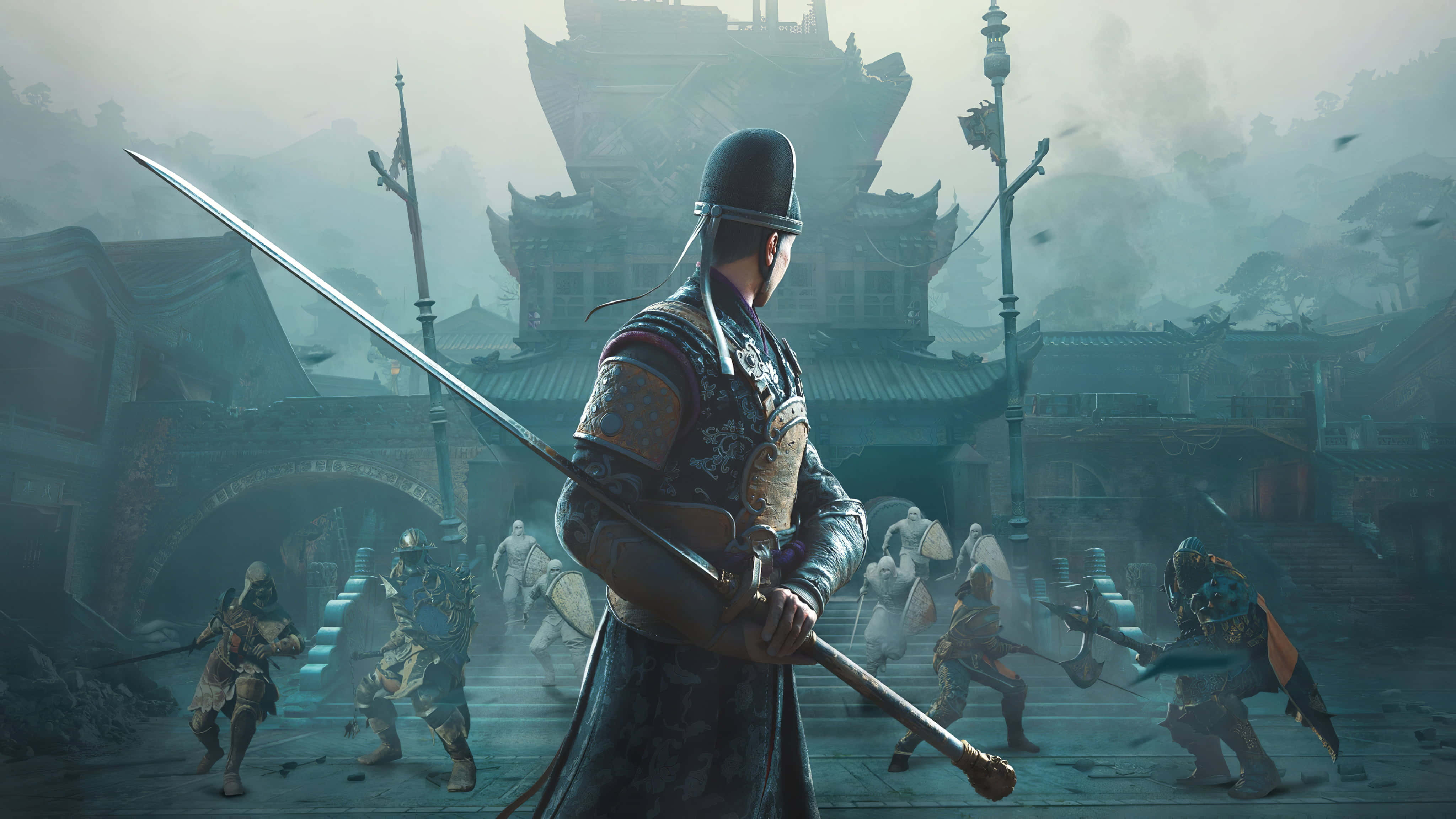 For Honor 桌布 壁紙 — 一名身穿華麗盔甲的戰士手持長劍，在迷霧籠罩的古代亞洲城市景觀中蓄勢待發，戰鬥一觸即發。