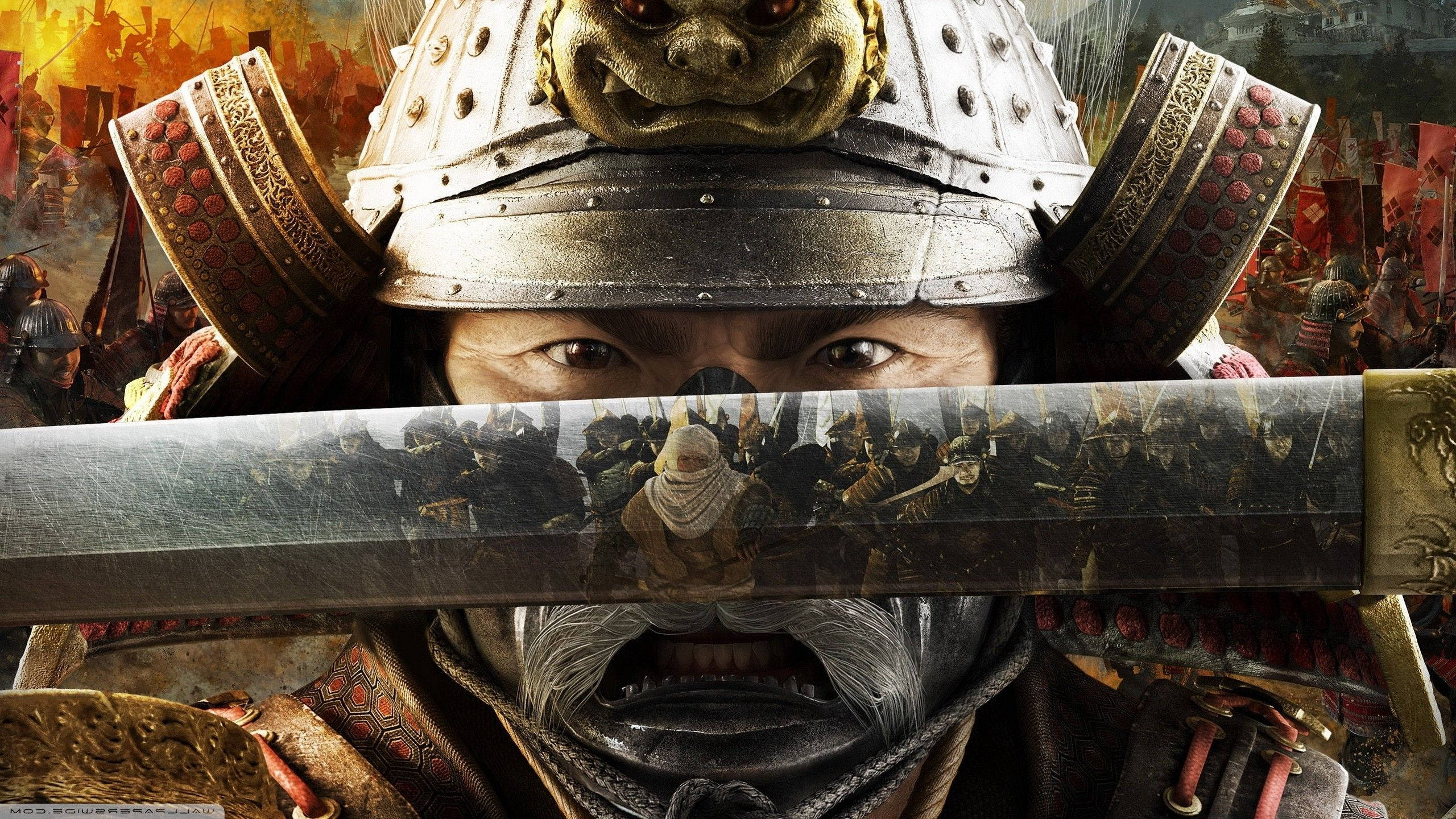 日本武士 桌布 壁紙 — 一名身穿華麗盔甲的武士，透過他的武士刀刀刃凝視著，身後戰火紛飛。