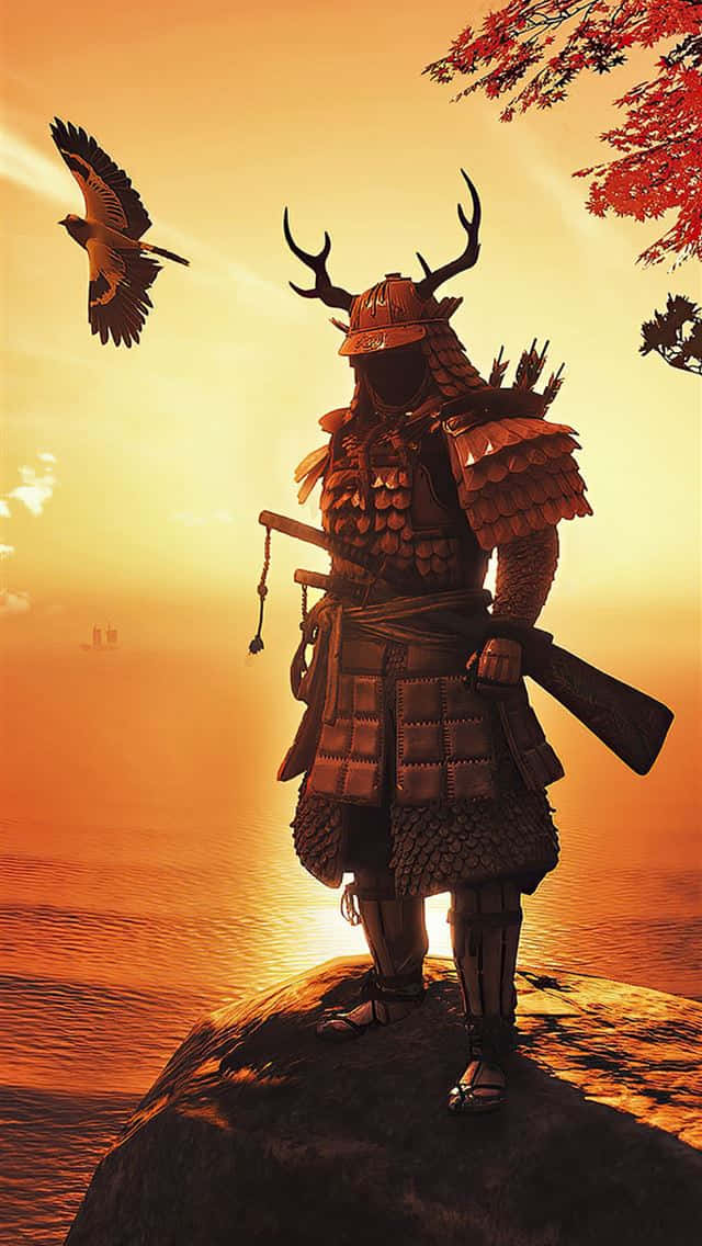電玩遊戲 桌布 壁紙 — 一名身穿華麗盔甲的武士站在夕陽下的岩石上，一隻鷹在他身旁翱翔，背景是火紅色的天空。