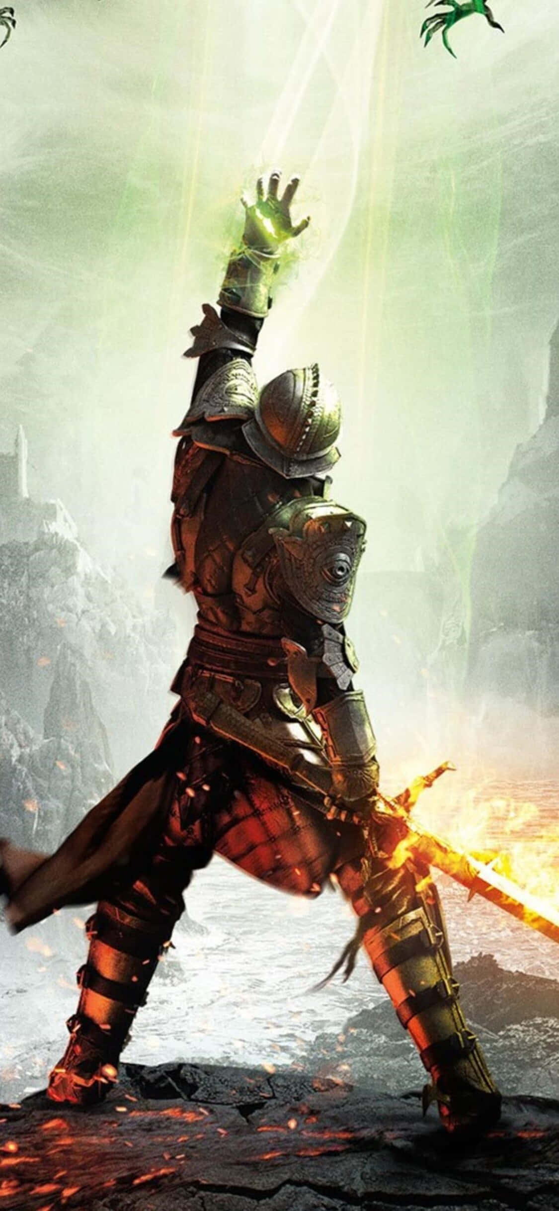 iPhone Xs Dragon Age Inquisition 桌布 壁紙 — 一名身穿華麗盔甲的騎士，在霧氣繚繞的山巒背景下，舉起發著綠光的手，同時揮舞著火焰劍。