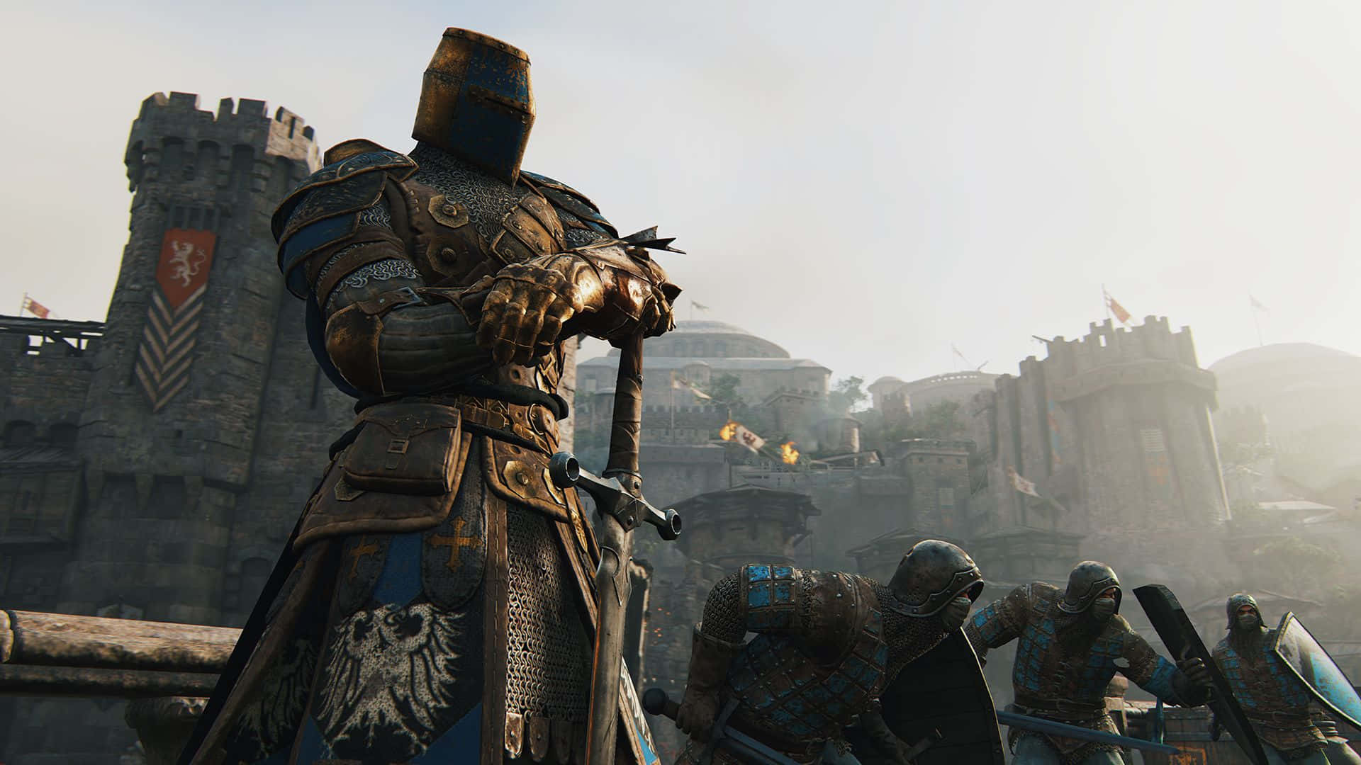 For Honor 桌布 壁紙 — 一名身穿華麗盔甲的騎士在城堡前拔劍準備，士兵們正在戰鬥中前進。