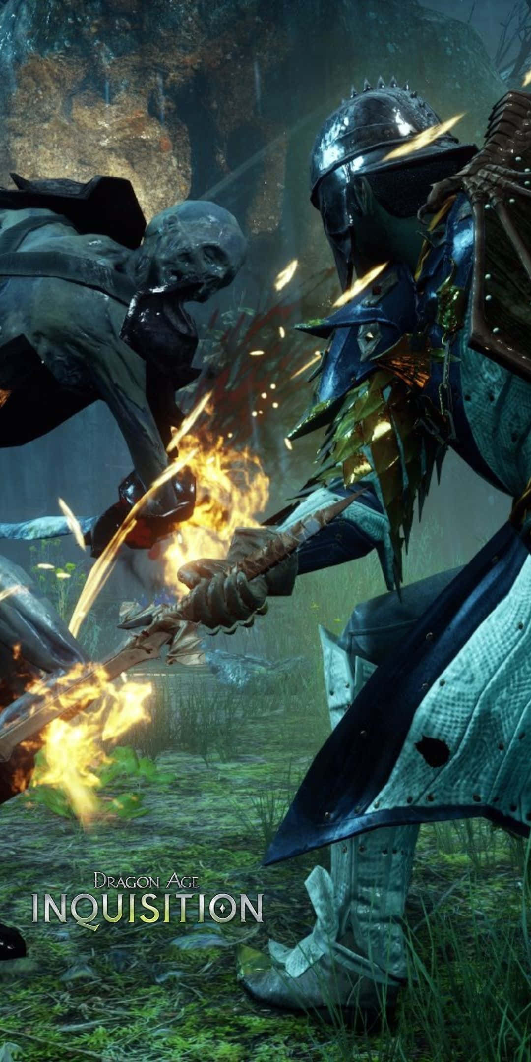 Pixel 3 Dragon Age Inquisition 桌布 壁紙 — 一名身穿華麗盔甲的騎士在長滿苔蘚的森林空地中與一個怪異的不死生物交鋒，武器碰撞出火花。