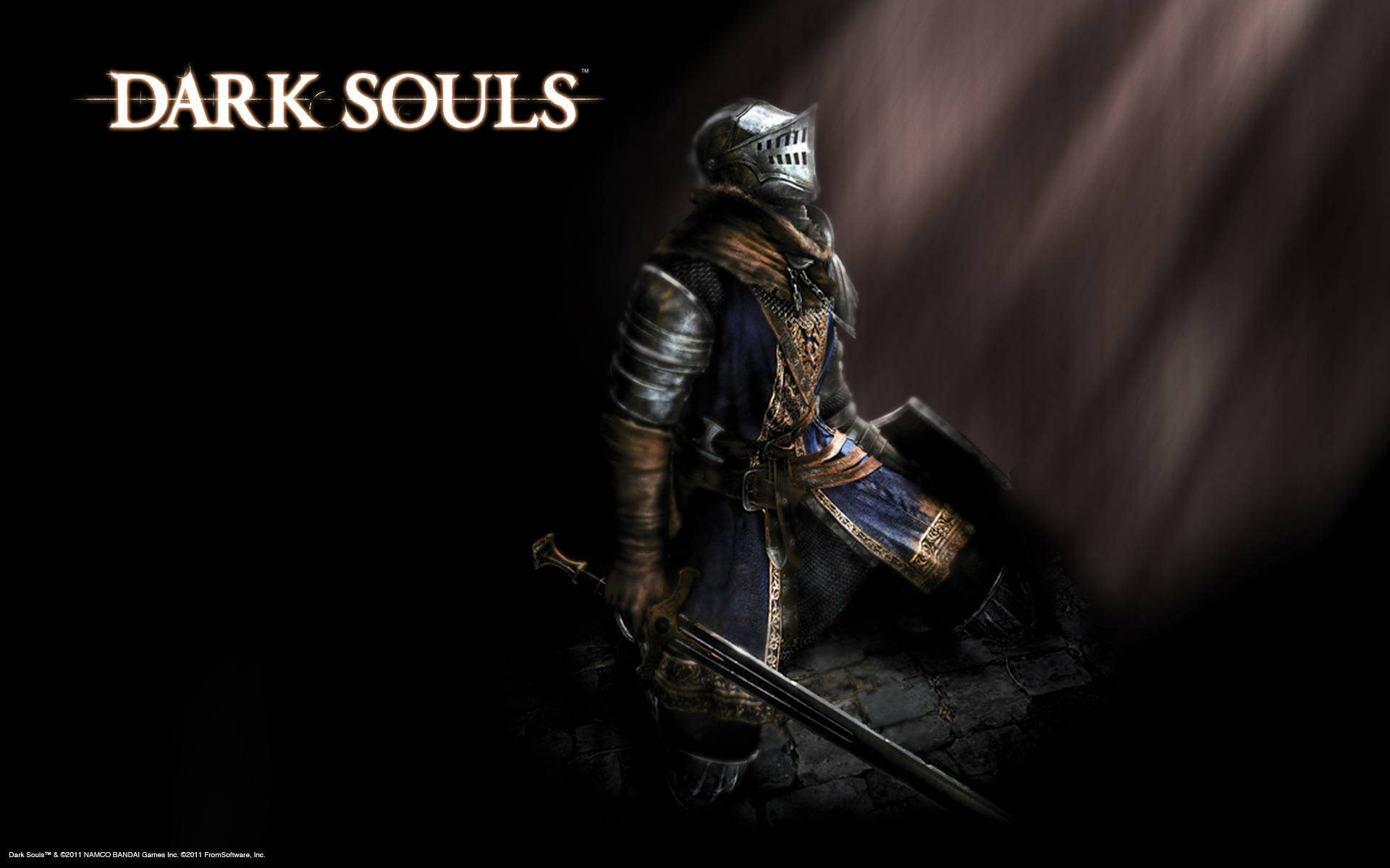 dark souls 4K 桌布 壁紙 — 一名身穿華麗盔甲的騎士在陰影中跪下，在戲劇性的聚光燈下握著劍。