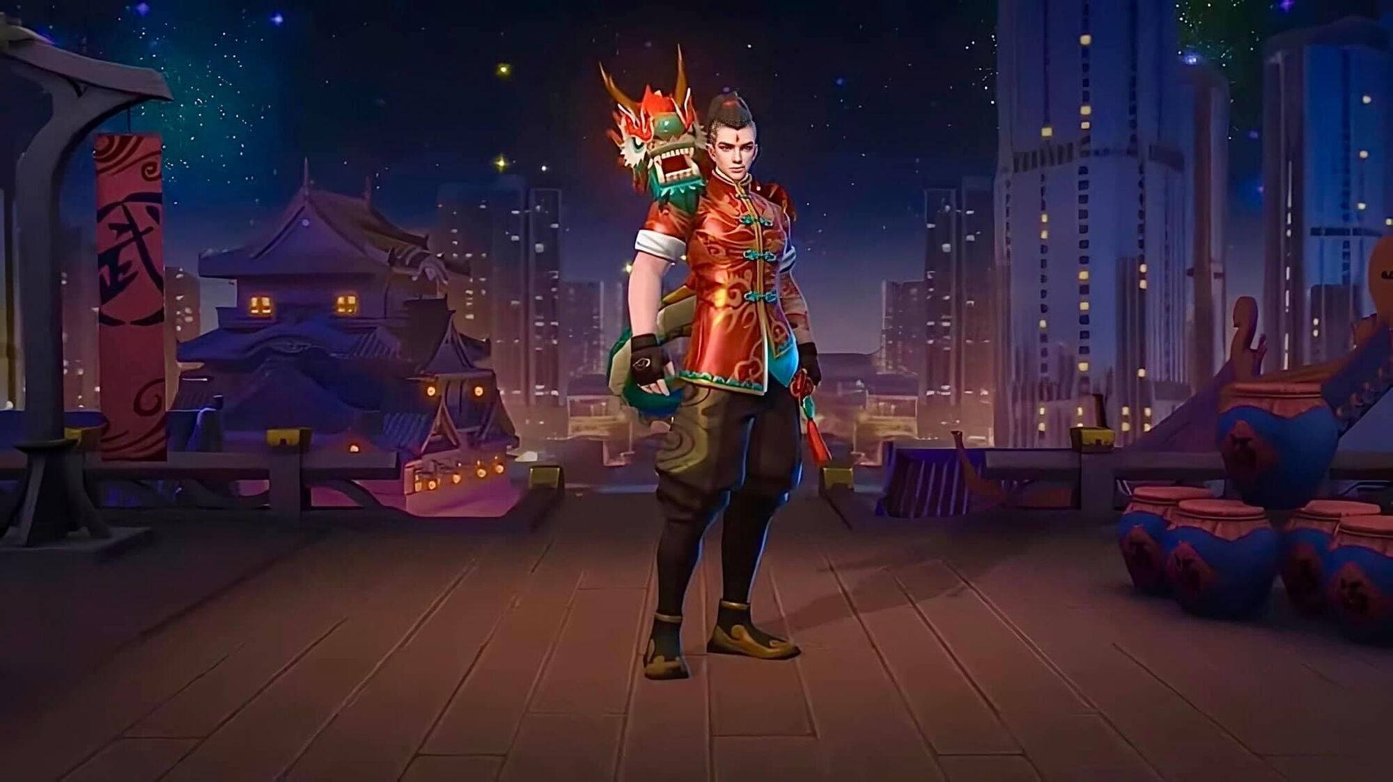 Mobile Legends 動態圖 桌布 壁紙 — 一名身穿華麗紅色盔甲的戰士站在木屋頂上，星空下，身後融合了傳統亞洲建築與未來主義城市景觀。