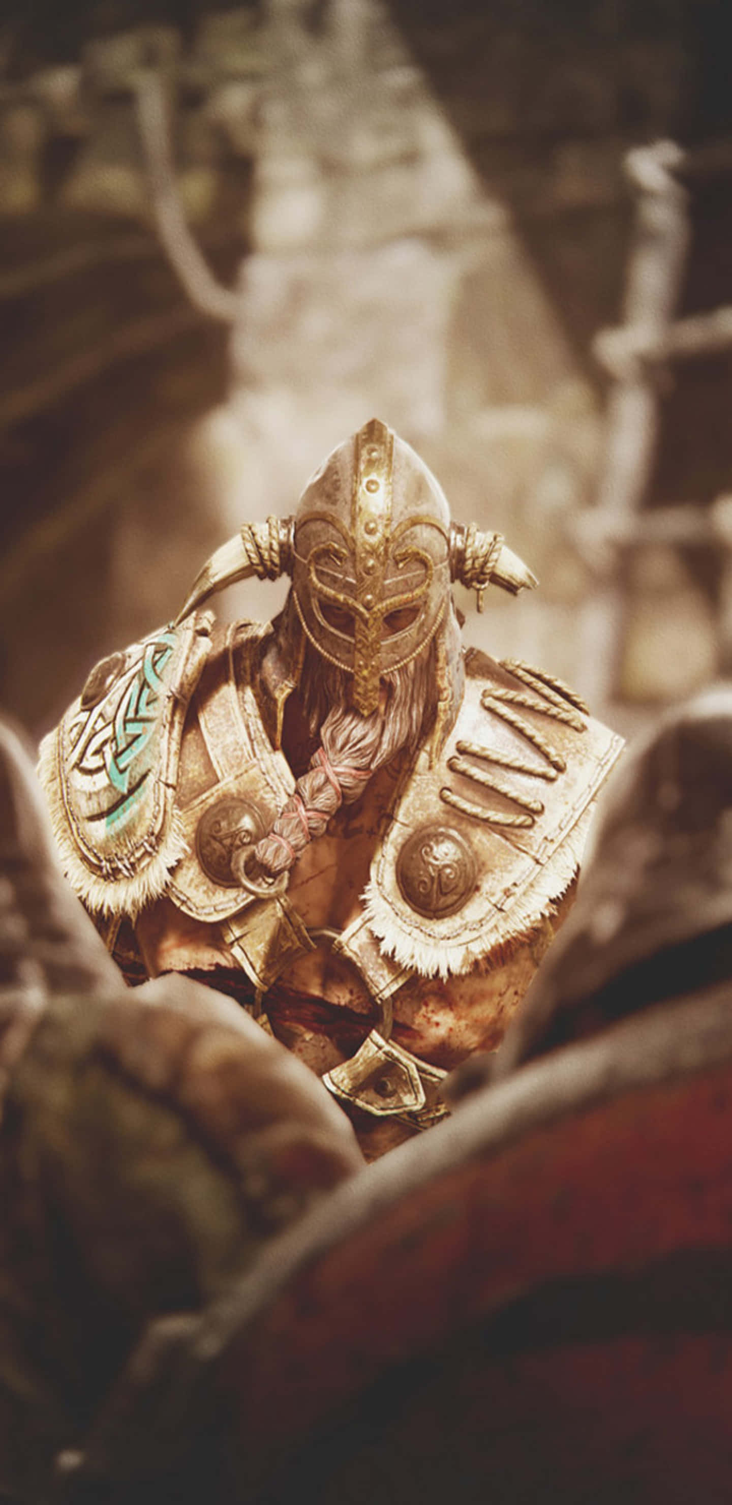 For Honor 桌布 壁紙 — 一名身穿華麗金色盔甲、頭戴角盔的戰士，坐在沐浴在溫暖棕褐色光線中的古老石廢墟中。