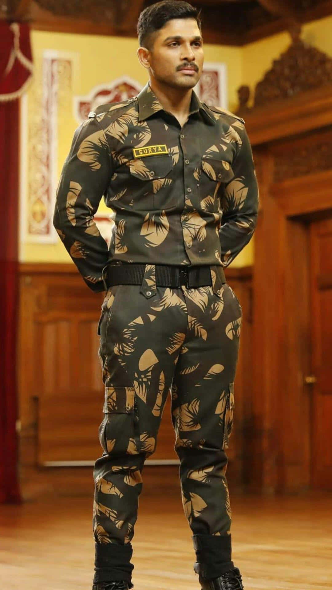 soldier 桌布 壁紙 — 一名身穿葉紋軍服的男子在木質室內自信地雙手放在背後站立。