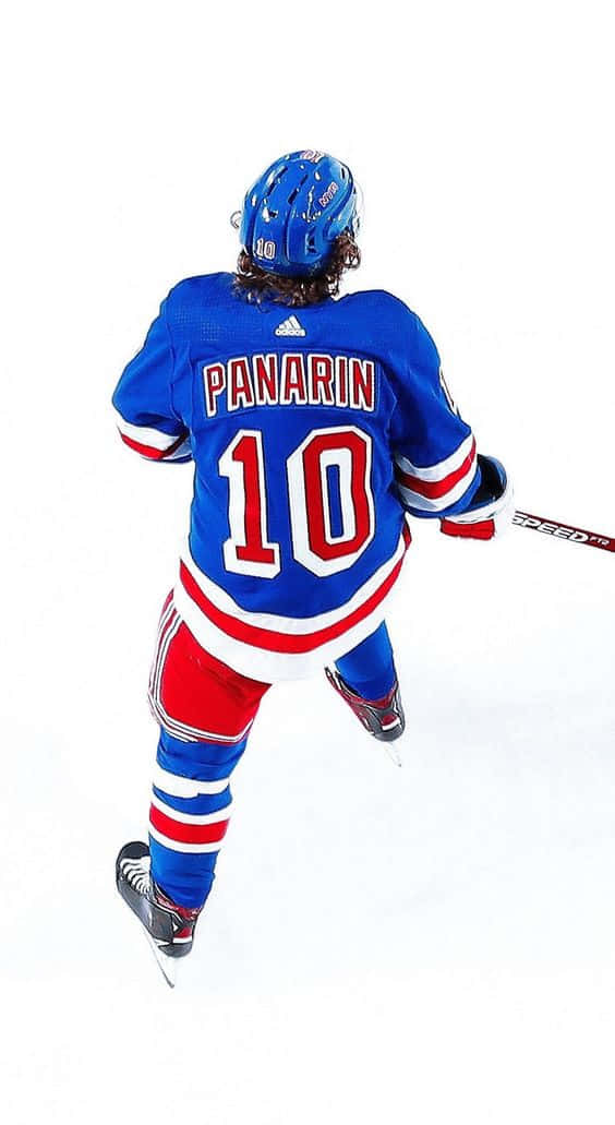 NHL 桌布 壁紙 — 一名身穿藍、紅、白球衣、名字為Panarin、號碼10的冰球運動員從高角度在冰上溜走。