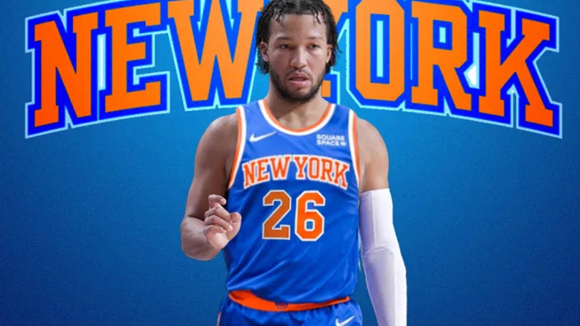NBA 桌布 壁紙 — 一名身穿藍橙色紐約尼克隊球衣、背號26的籃球運動員，自信地站在大膽的藍色背景前，背景上有大型橙色字母 'NEW YORK'。