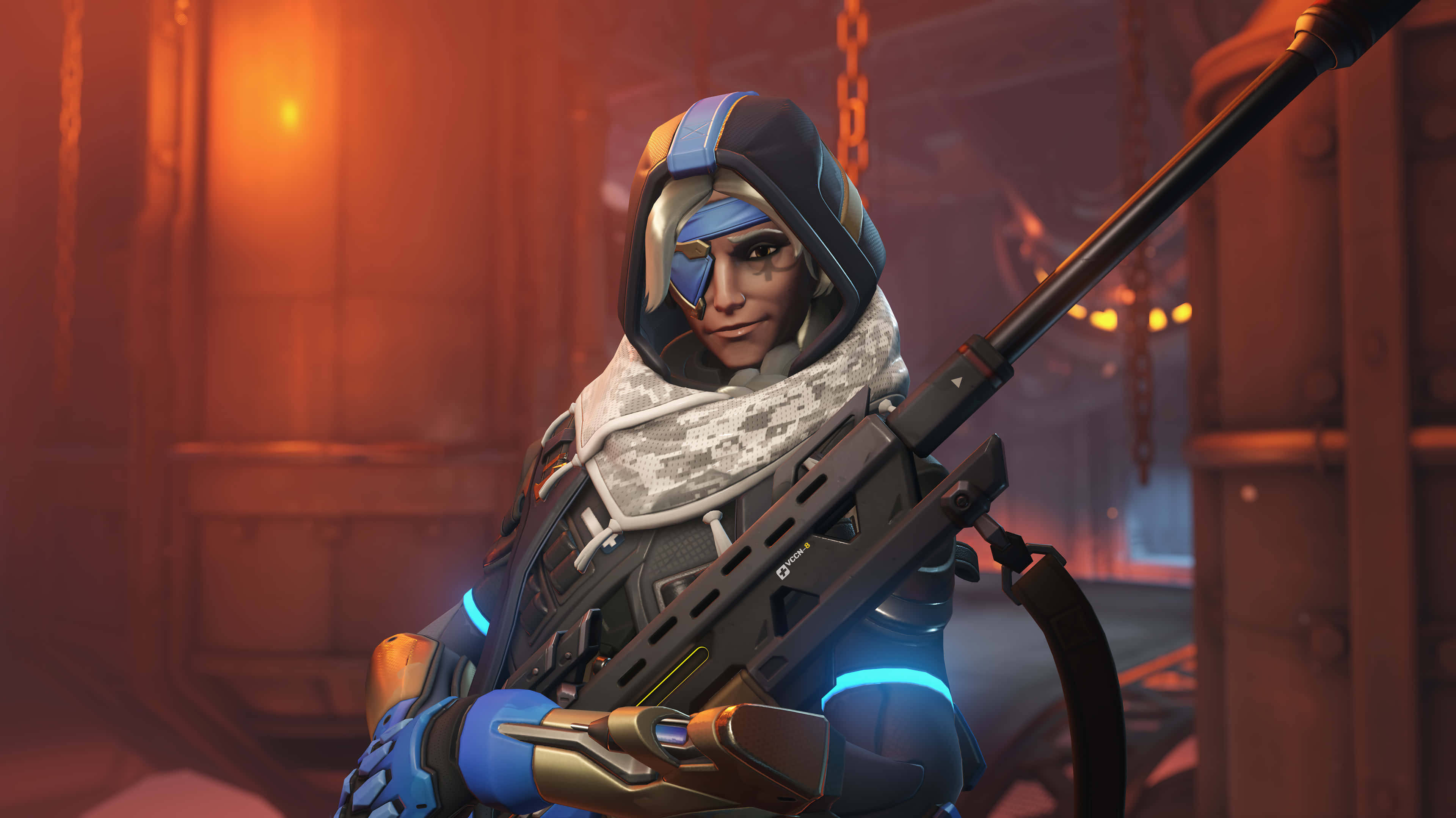 Overwatch Heroes 桌布 壁紙 — 一名身穿藍灰色裝備的未來戰士在昏暗的工業環境中，在溫暖的橙色燈光下手持步槍。