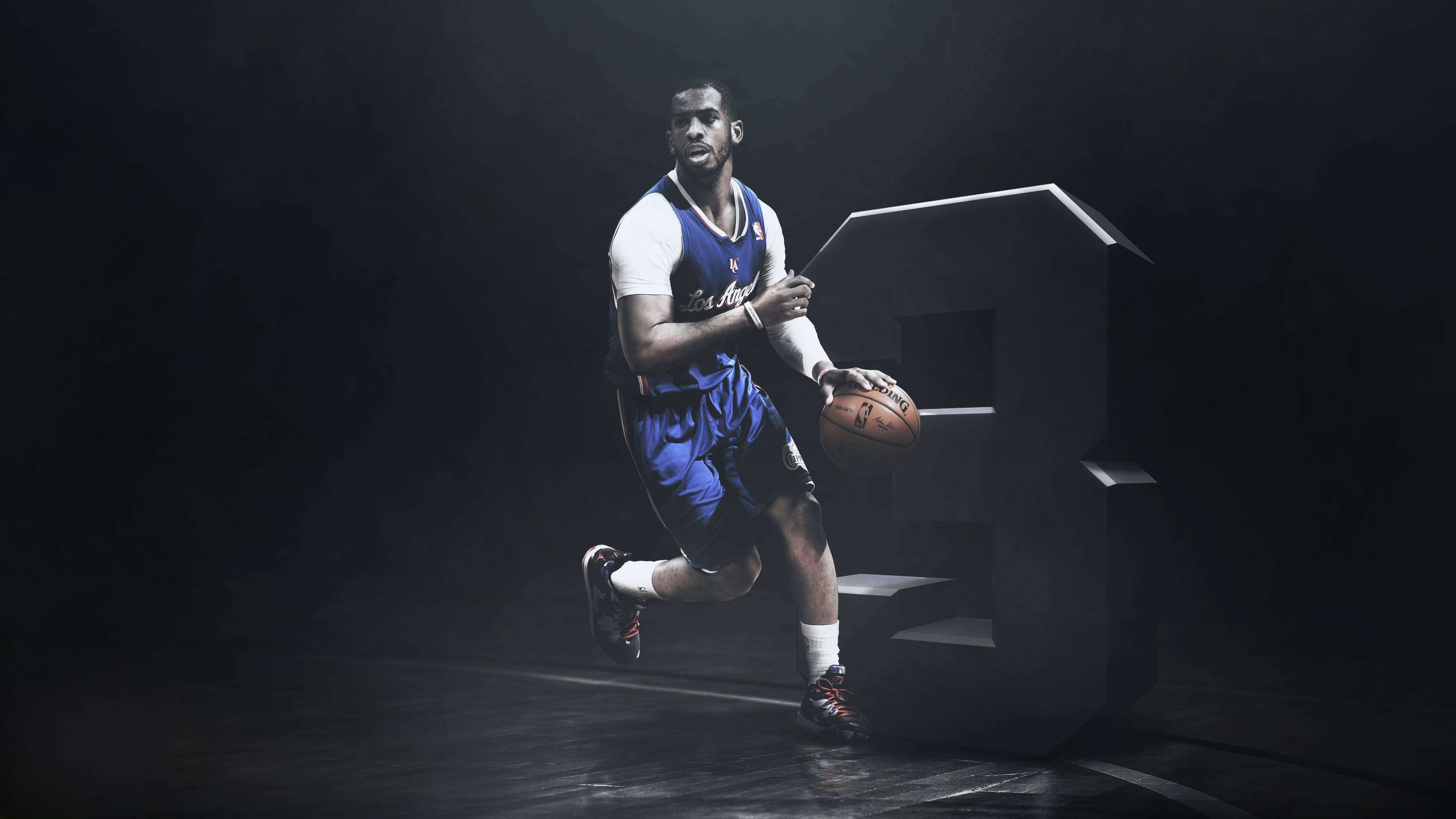 Chris Paul 桌布 壁紙 — 一名身穿藍白球衣的籃球運動員在黑暗的攝影棚背景中，對著一個巨大的字母E，專注地運球。
