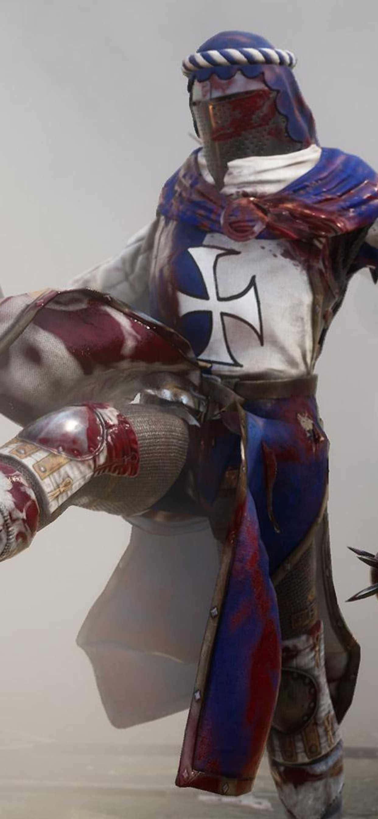 iPhone Xs Max Mordhau 桌布 壁紙 — 一名身穿藍白盔甲、帶有十字徽章的騎士，渾身是血，在朦朧的戰場背景下向前猛衝。