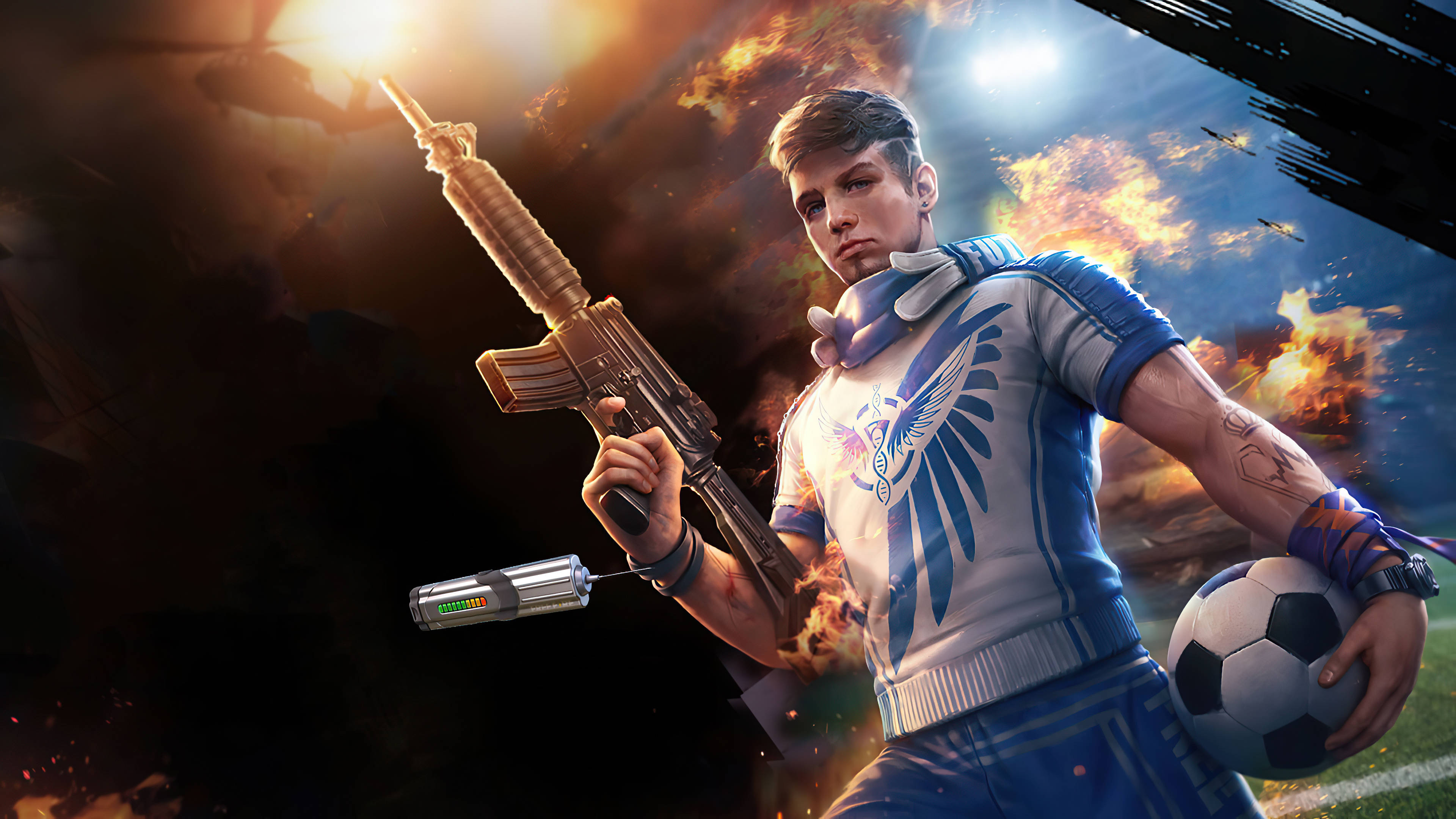 Free Fire 桌布 壁紙 — 一名身穿藍白足球球衣的年輕男子，在熾熱爆炸背景下手持步槍和足球。