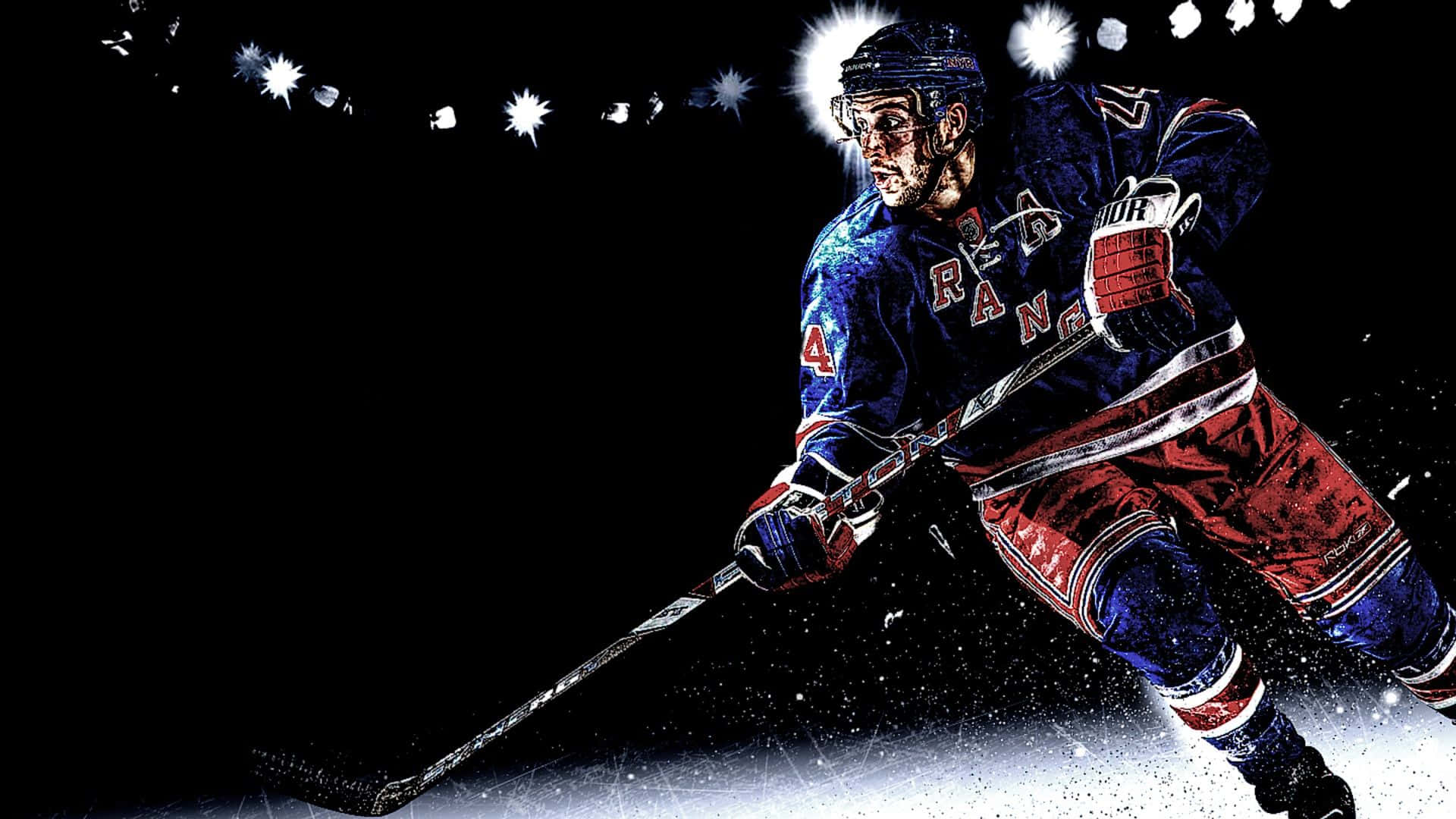 hockey 桌布 壁紙 — 一名身穿藍紅 Rangers 球衣的冰球運動員在明亮的場館燈光下在冰上向前衝刺。
