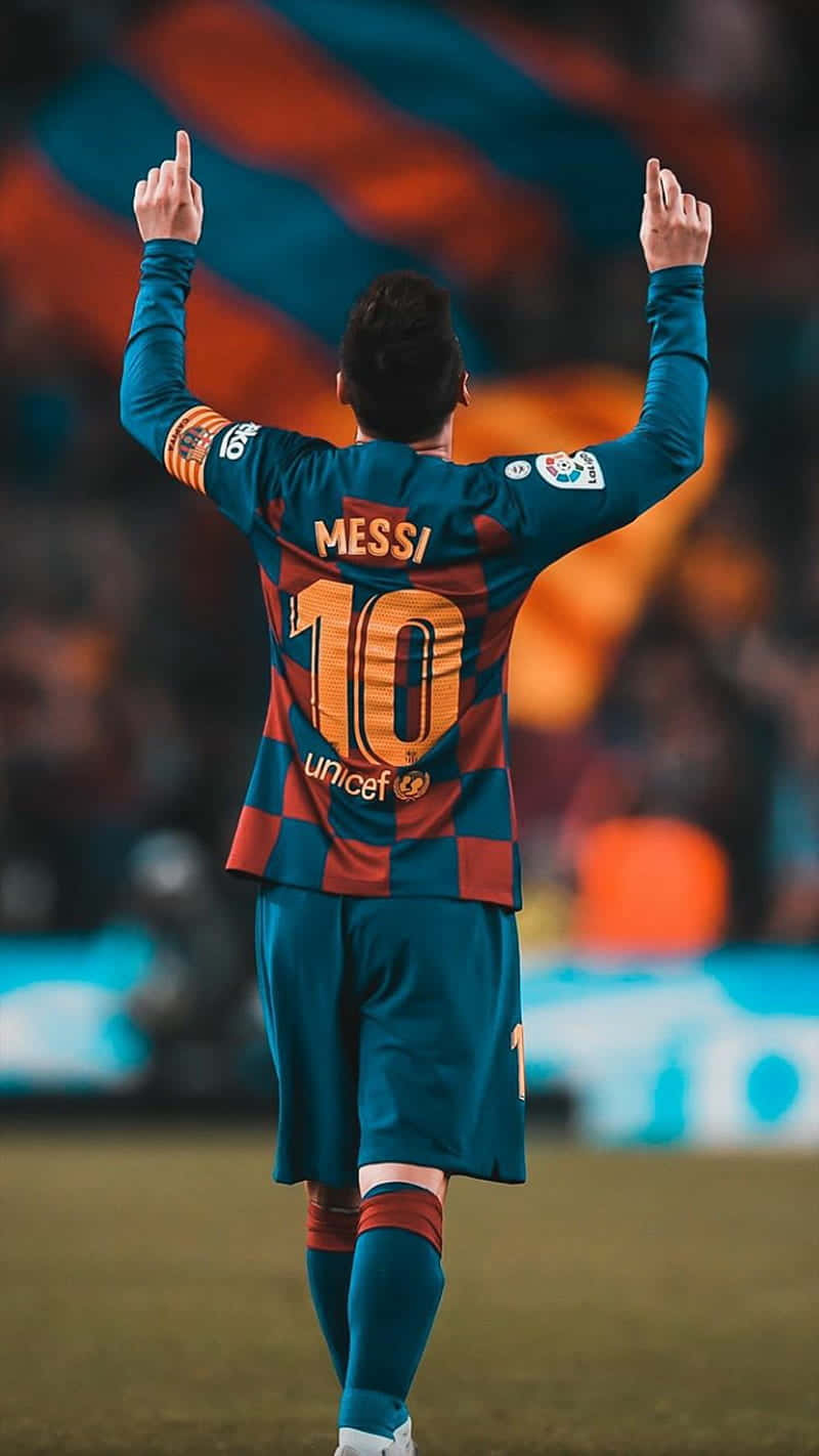 Messi Cool 桌布 壁紙 — 一名身穿藍紅格子球衣、背號10的足球運動員在球場上高舉雙手慶祝。