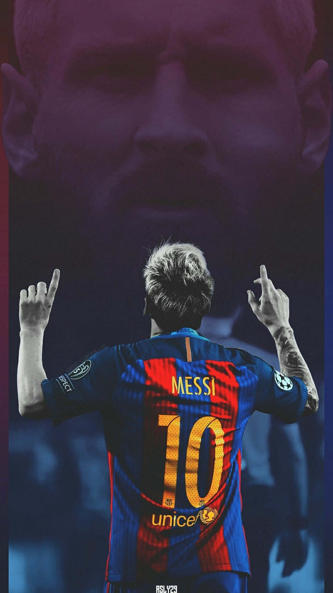 Messi Cool 桌布 壁紙 — 一名身穿藍紅條紋球衣、背號10及名字梅西的足球員，雙手高舉慶祝，背景是他模糊的紫色調臉部肖像。