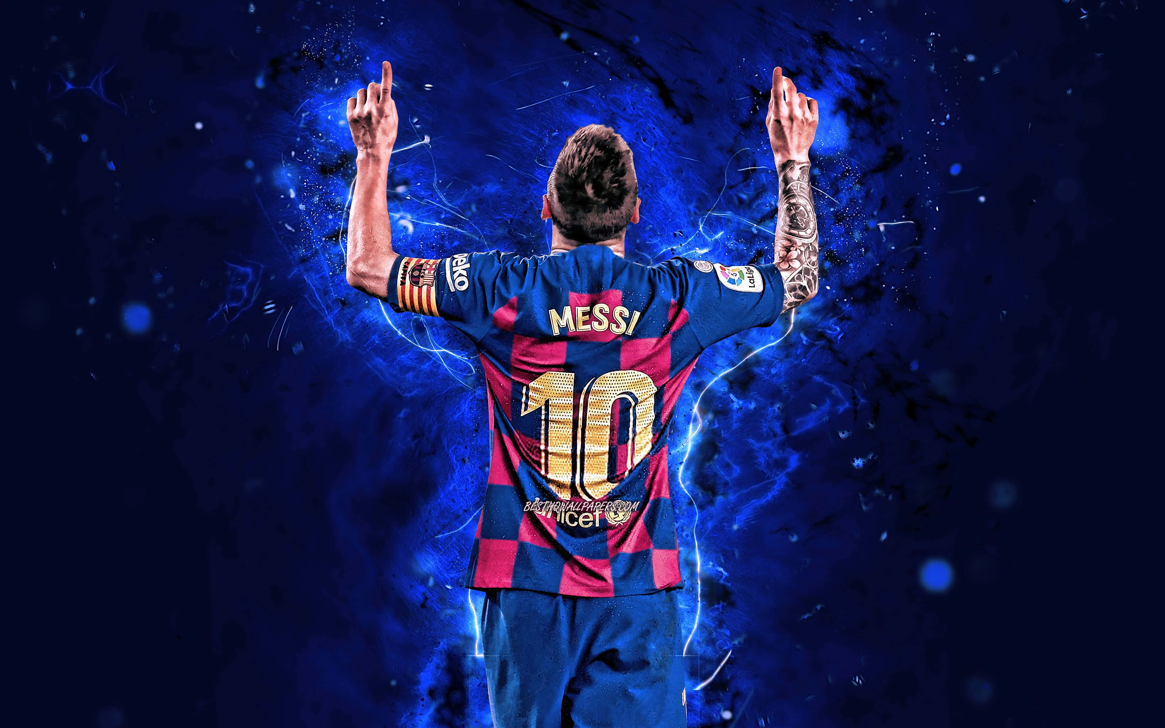 Messi Cool 桌布 壁紙 — 一名身穿藍紅條紋球衣、背號10的足球員，在充滿活力的電光藍色宇宙背景前高舉雙手慶祝勝利。